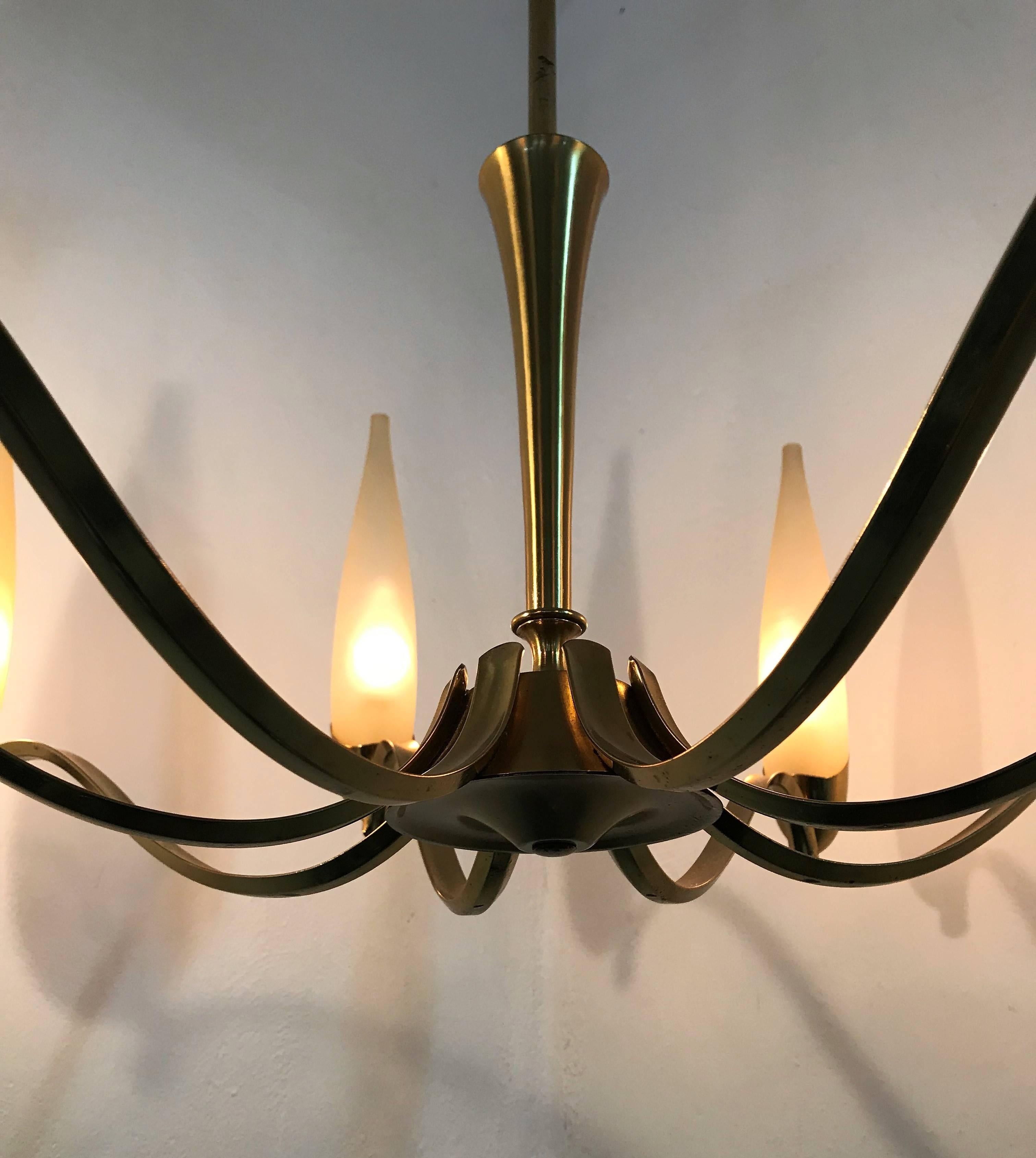 Mid-Century Modern Eight Light brass and Glass Chandelier, Italy, 1960 In Good Condition For Sale In Merida, Yucatan