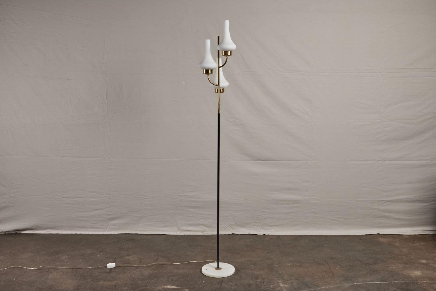 Un magnifique lampadaire moderne du milieu du siècle dernier de la société italienne Stilnovo. La lampe comporte trois bras extensibles et une base en marbre.