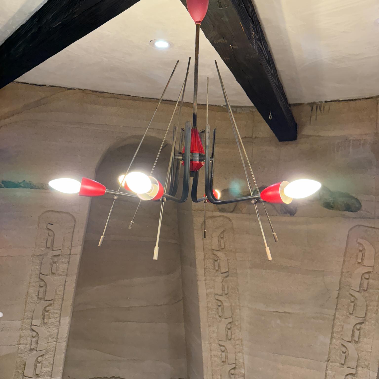 Moderna de mediados de siglo Stilnovo Araña de seis luces de latón macizo rojo Italia en venta 6