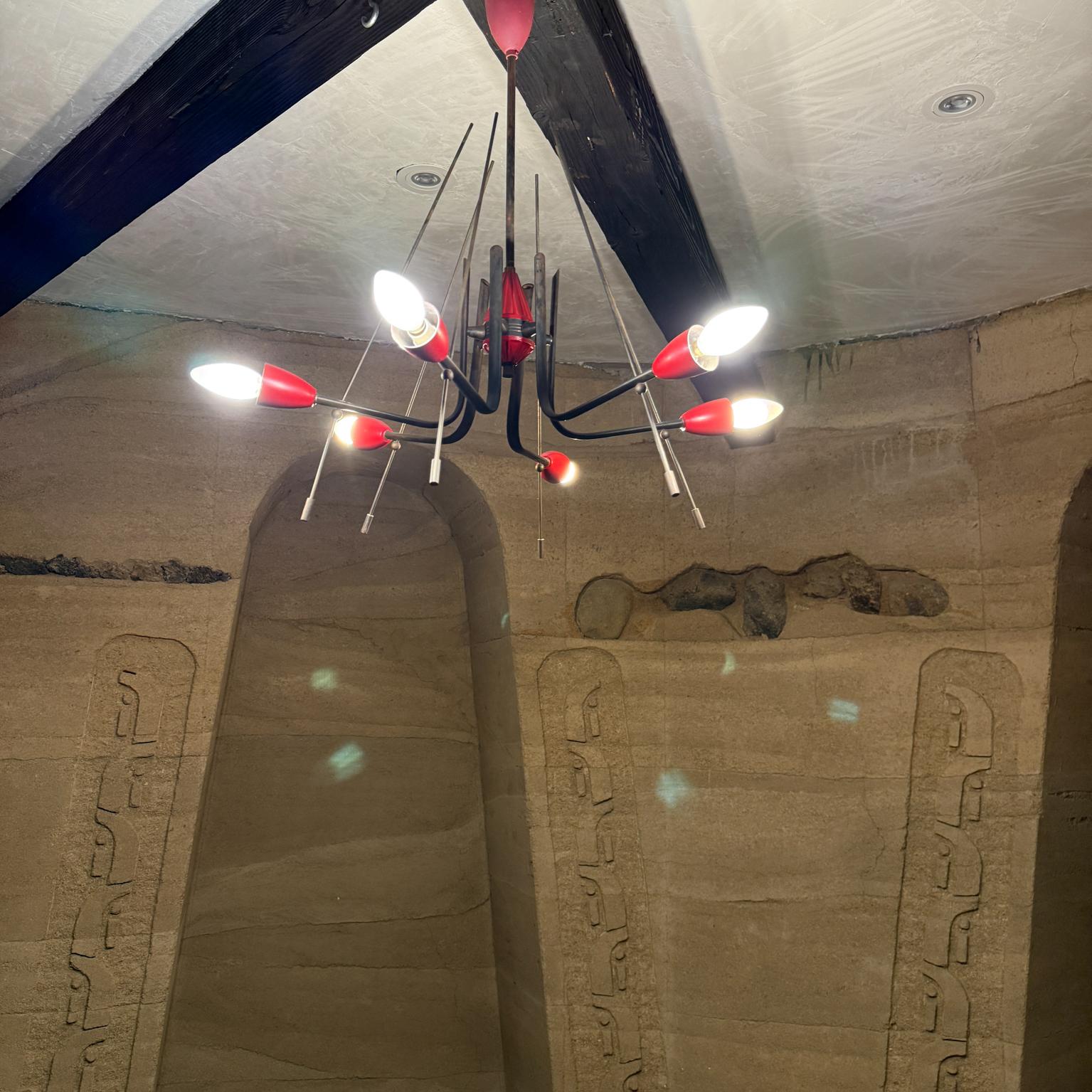 Moderna de mediados de siglo Stilnovo Araña de seis luces de latón macizo rojo Italia en venta 7