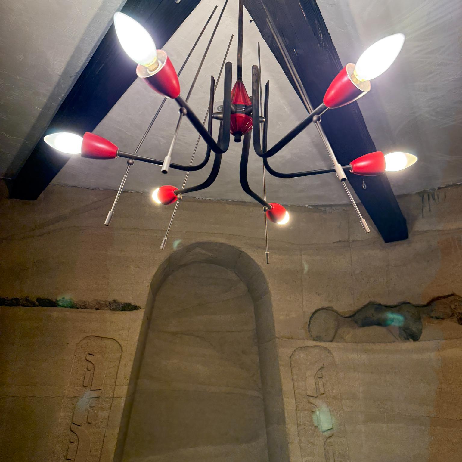 Moderna de mediados de siglo Stilnovo Araña de seis luces de latón macizo rojo Italia en venta 11