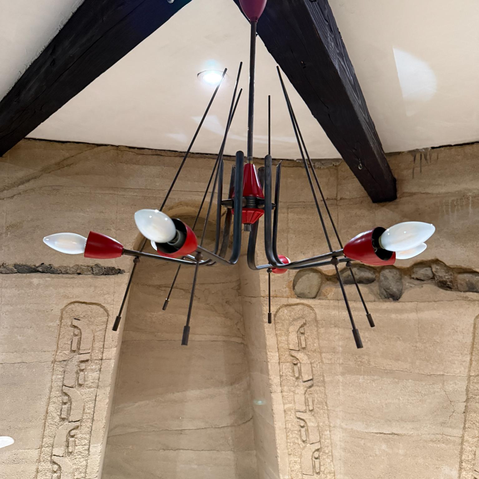 Para tu consideración, una araña roja italiana de la era atómica.  Alrededor del  Italia de los años 50.
Tulipas de aluminio de latón macizo de seis luces. No se incluyen bombillas. Necesitará seis (6) bombillas e-14.
Sin marcar, atribuido a