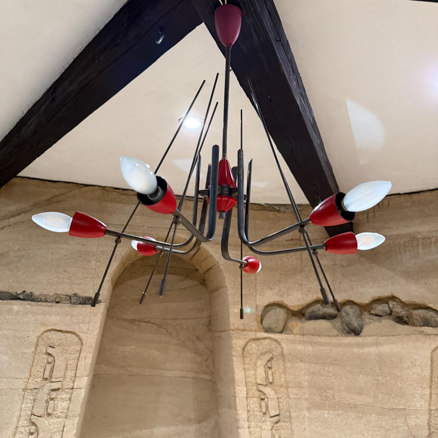 Moderna de mediados de siglo Stilnovo Araña de seis luces de latón macizo rojo Italia en Bueno estado para la venta en Chula Vista, CA