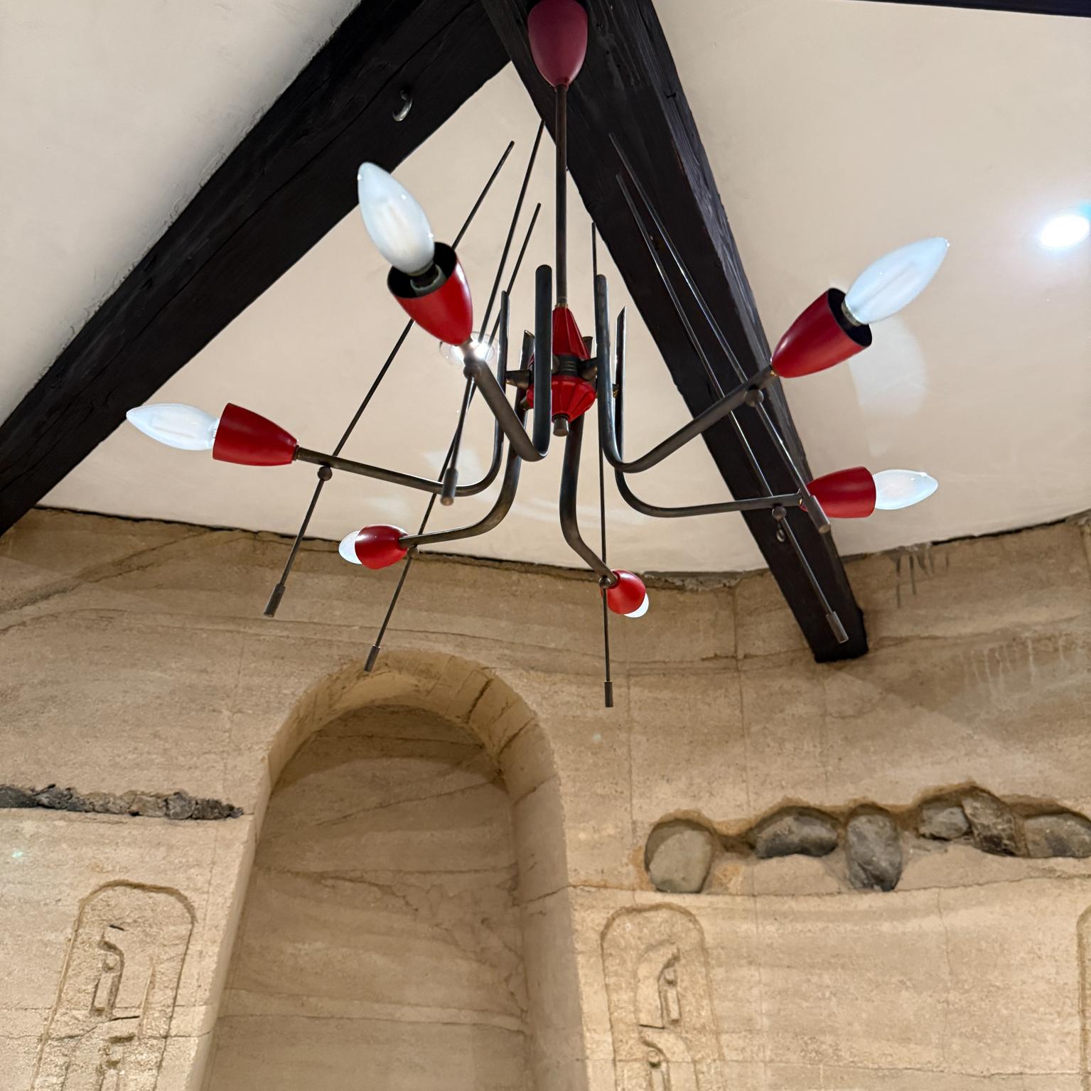 Moderna de mediados de siglo Stilnovo Araña de seis luces de latón macizo rojo Italia Aluminio en venta