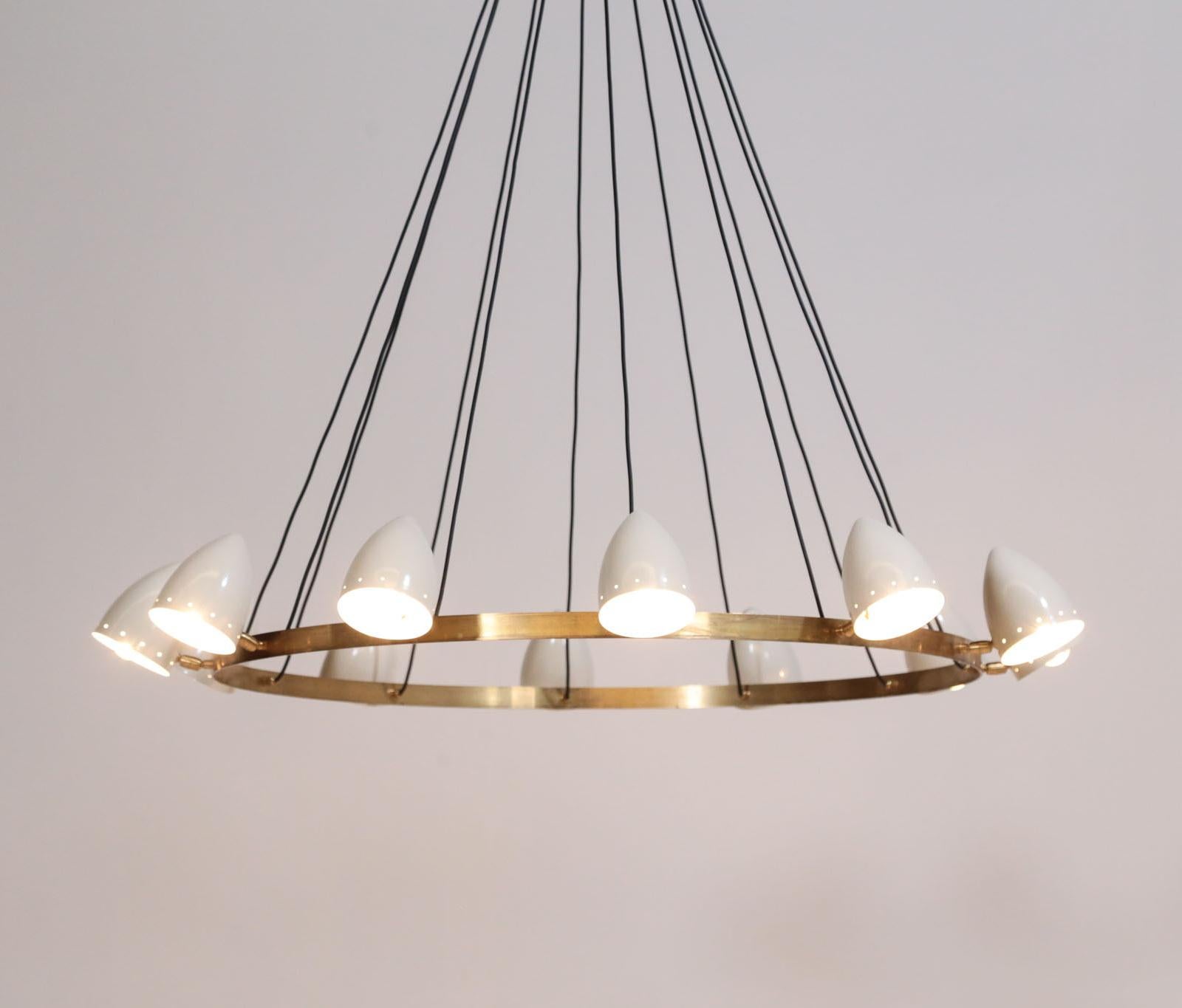 Mid-Century Modern style Italian chandelier, 12 dome shades disposed on a brass circle, hanged to the canopy by its own electrical cable, adjustable height, Stilnovo style.
This is a really beautiful modern chandelier, artisanal work, that can be