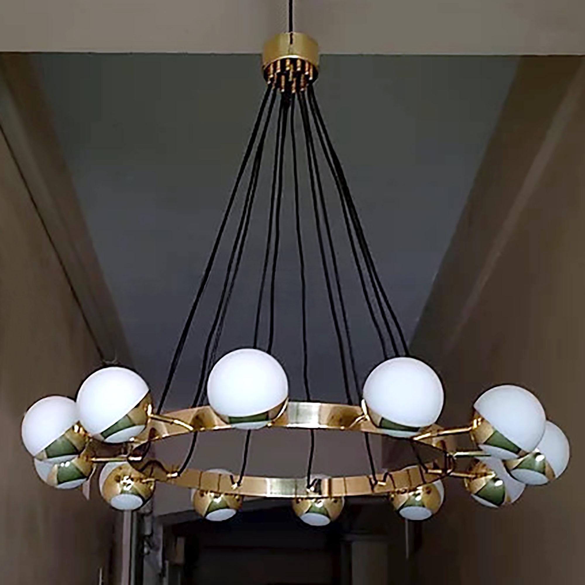 Mid-Century Modern Large Stilnovo Style Italian Chandelier 12 Lights, Made of Brass and Glass For Sale