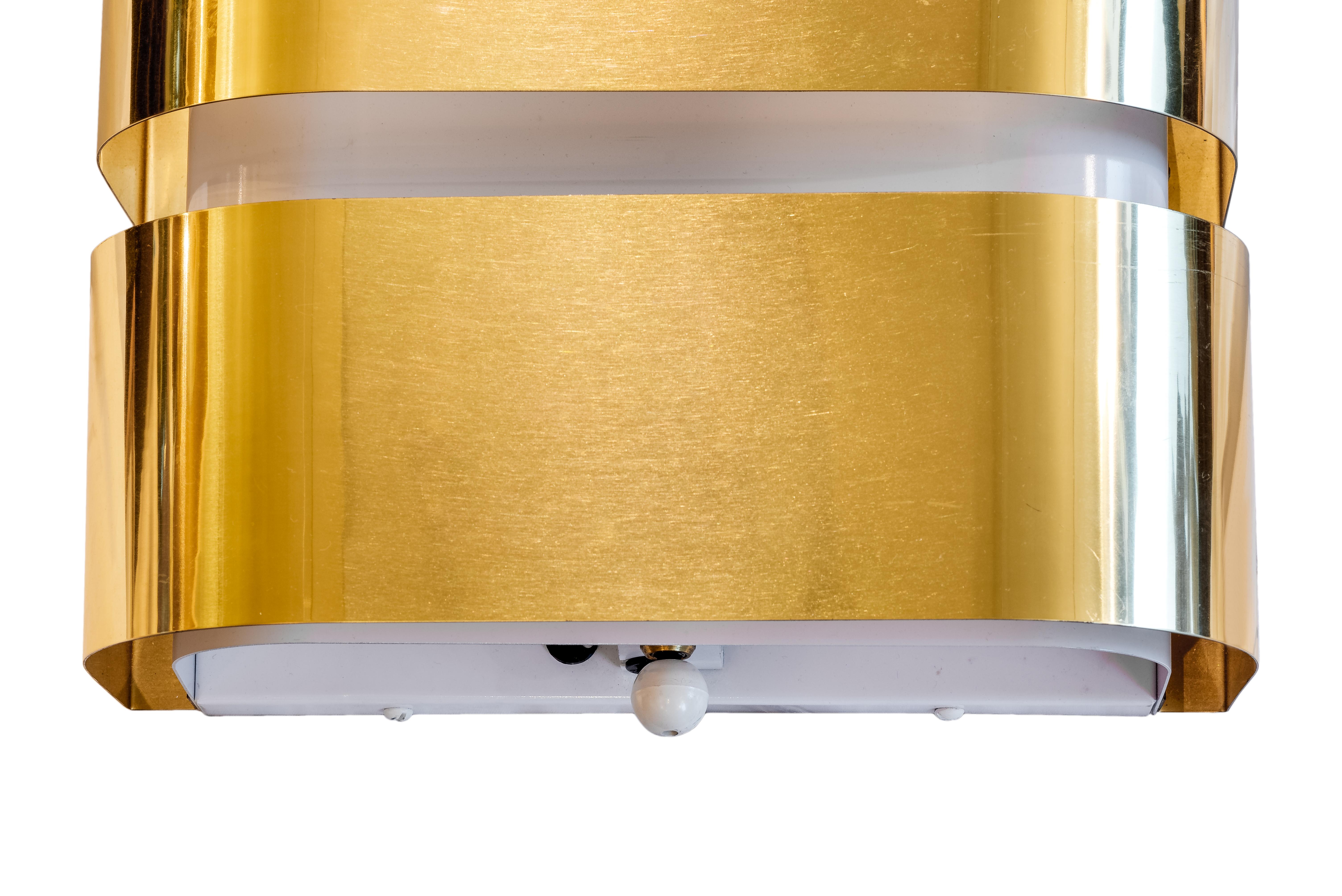 Mid-Century moderno Lampada da parete in ottone e alluminio bianco in stile Stilnovo di metà secolo moderno