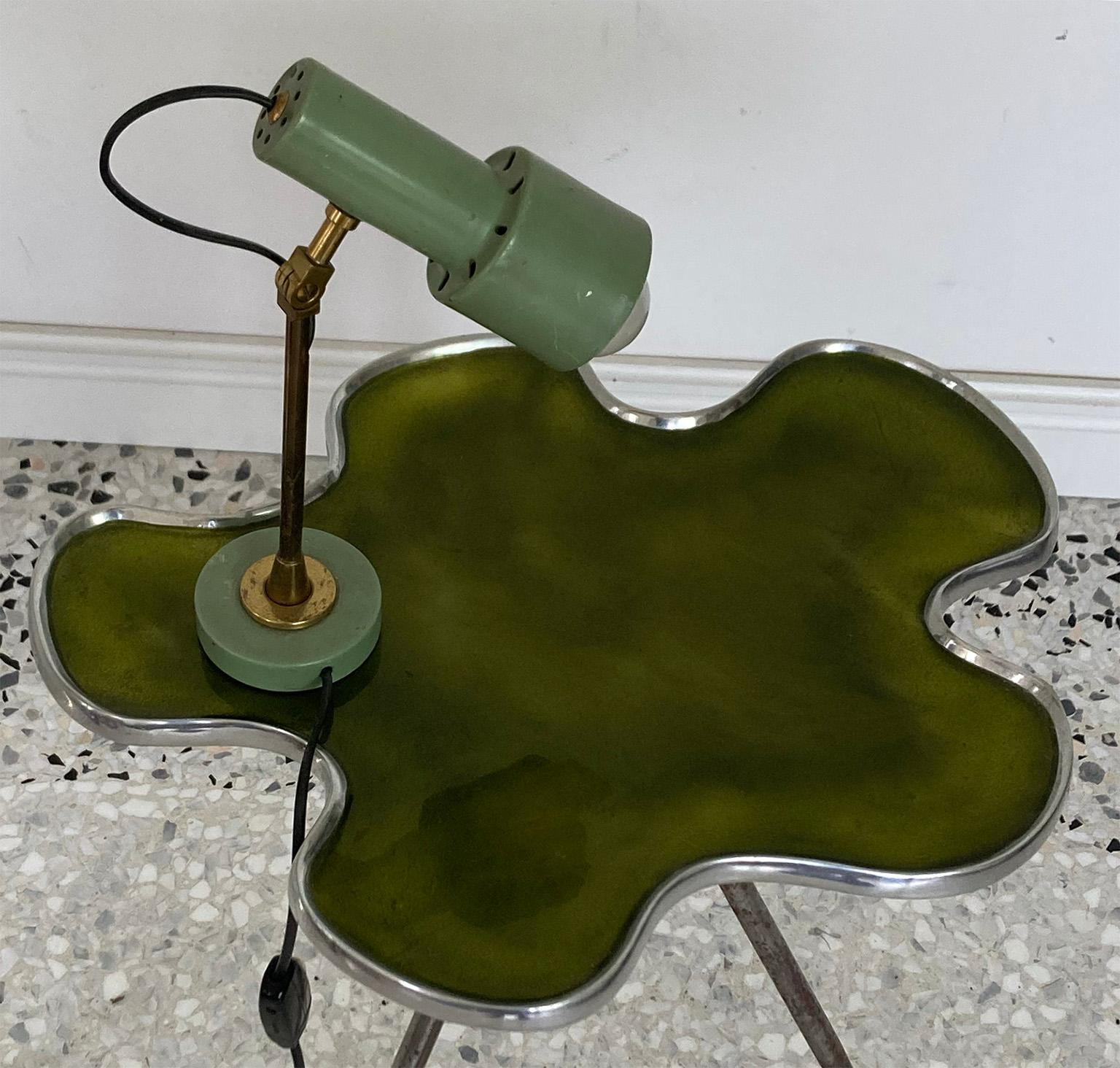 Graceful adjustable table lamp manufactured by Stilnovo in Milano during decade 1950-1960.
Thanks tonBrass joints the green reflectir can be adjusted.