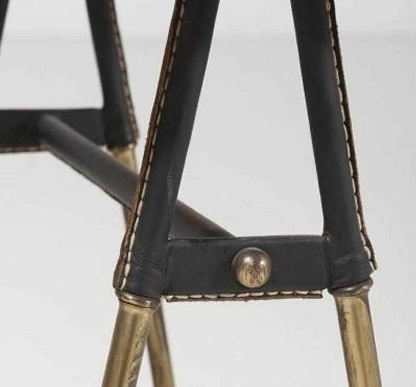 Français Table basse en cuir cousu et laiton de style moderne du milieu du siècle dernier par Jacques Adnet en vente
