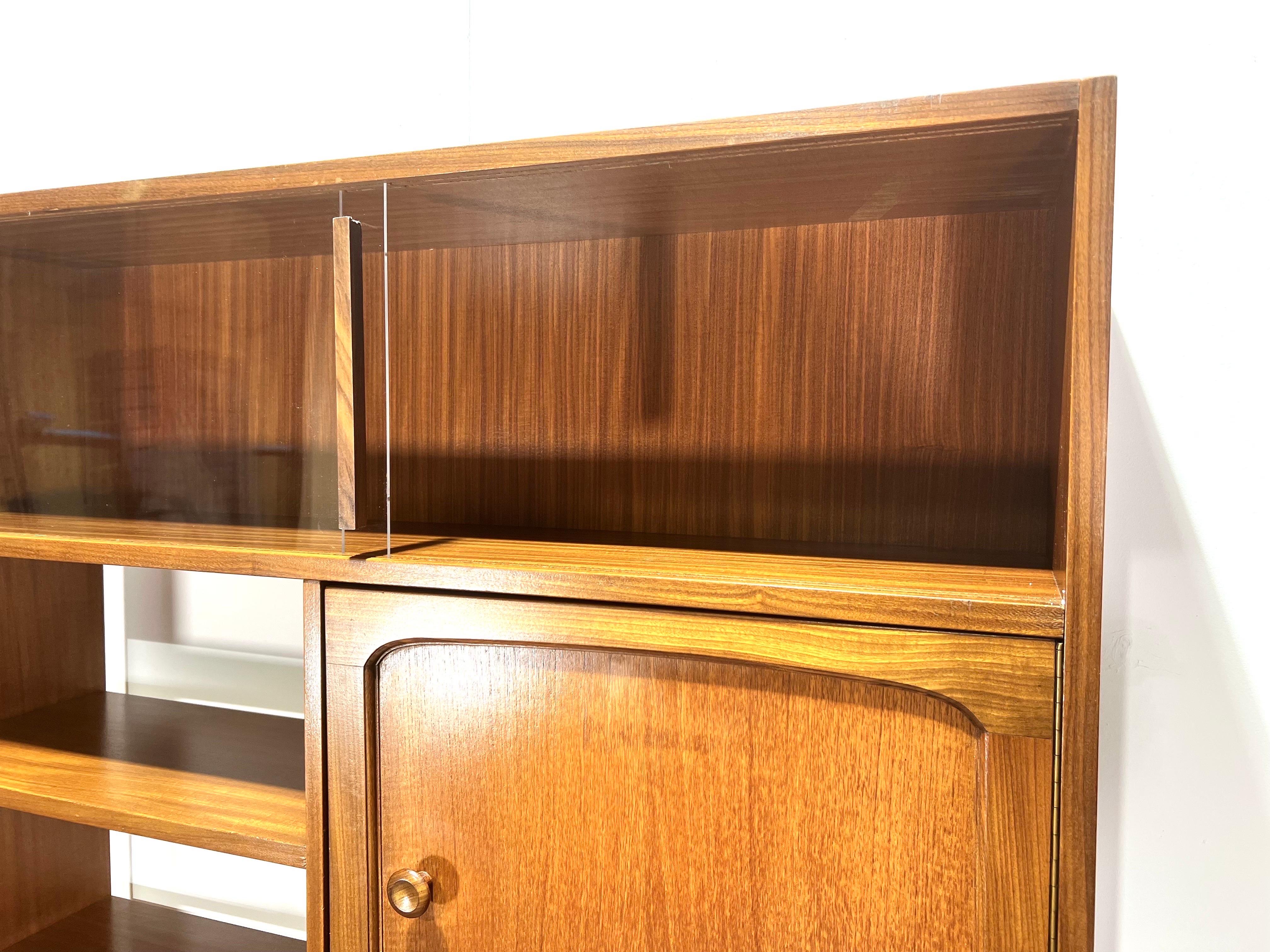 Mid-Century Modern Stonehill Stateroom Teak Room Divider Display Drinks Bookcase In Good Condition In Los Angeles, CA
