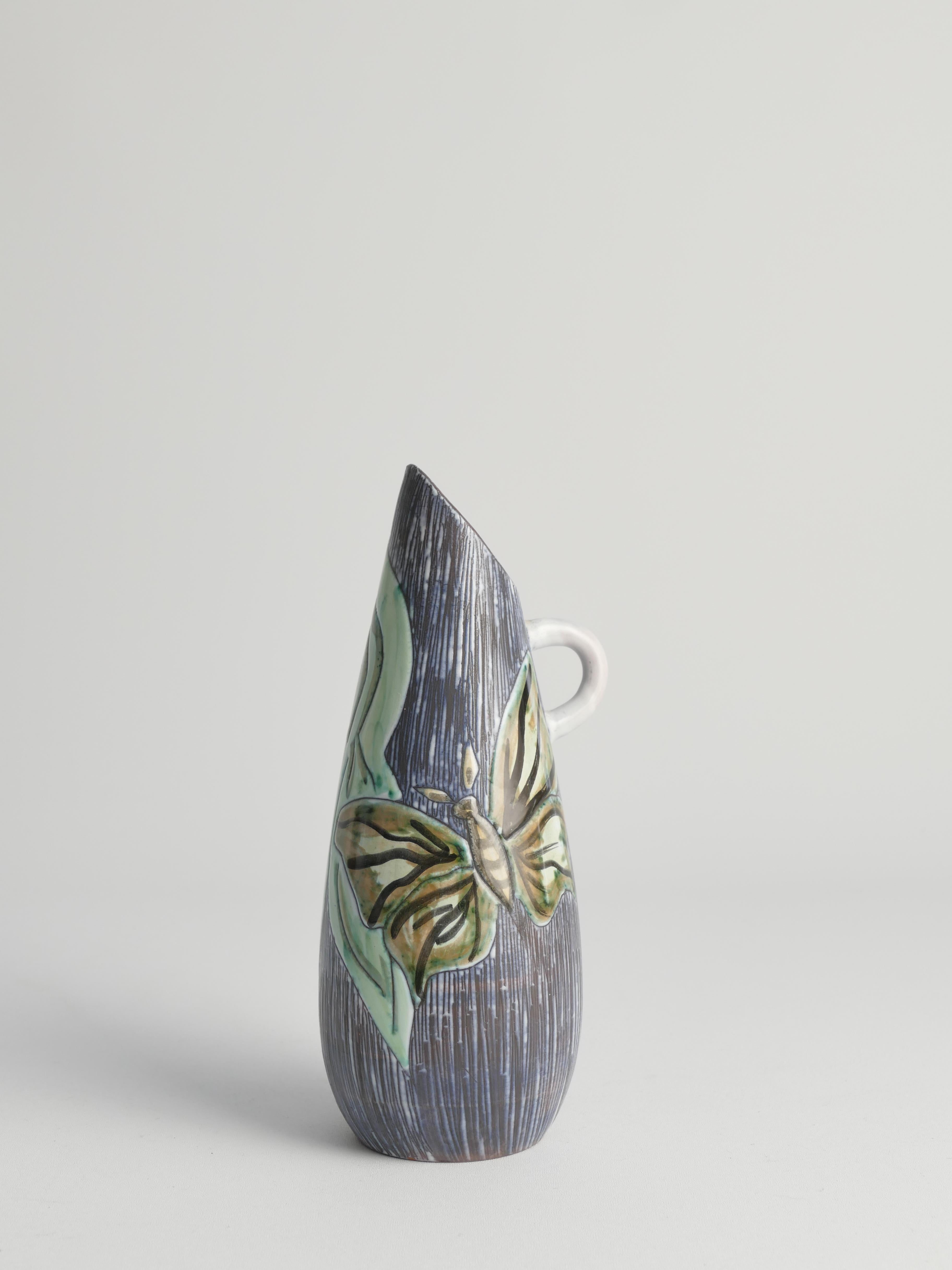 Vernissé Vase en grès moderne du milieu du siècle dernier avec sgraffite et papillons Suède, années 1950 en vente