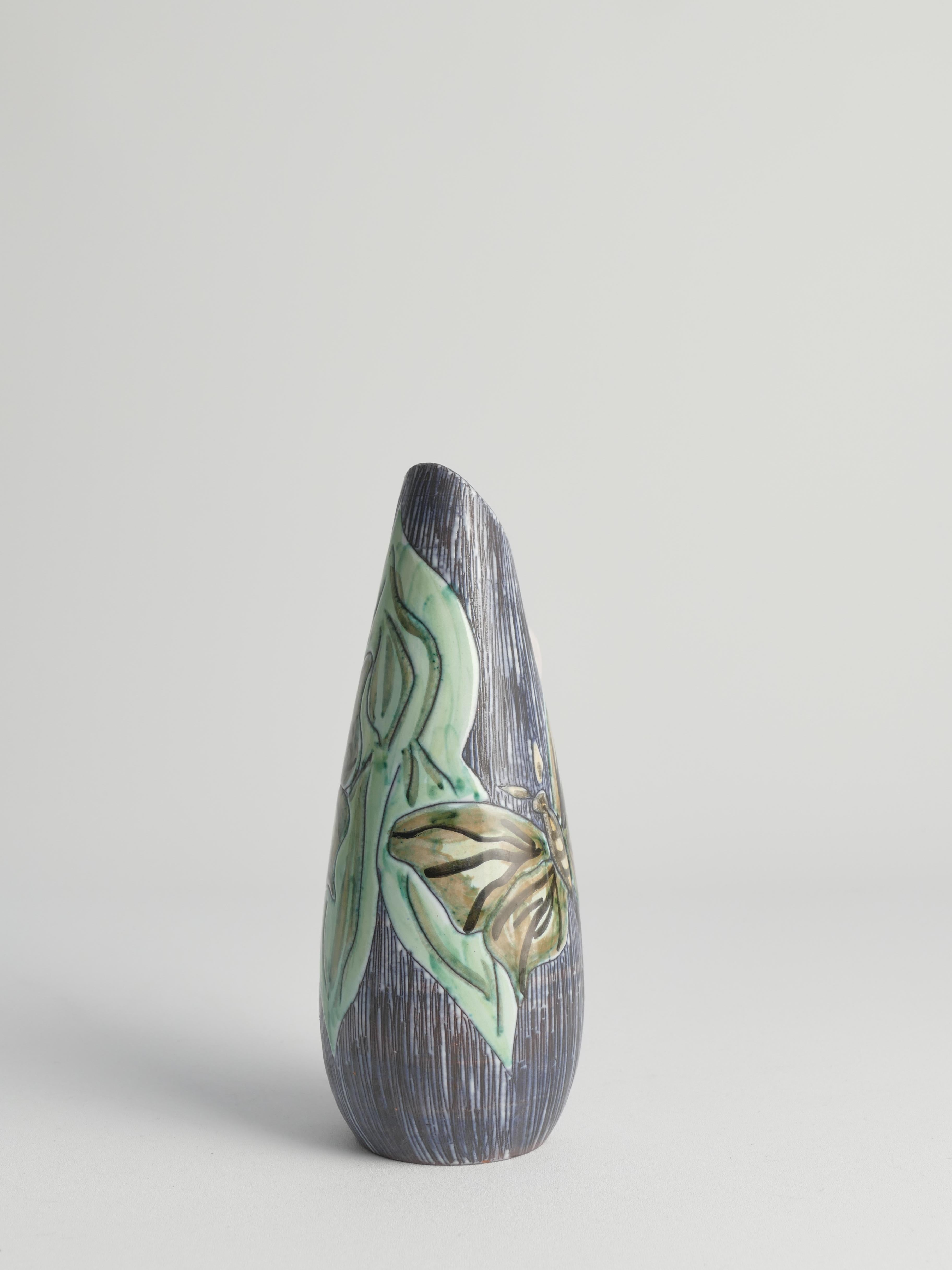Milieu du XXe siècle Vase en grès moderne du milieu du siècle dernier avec sgraffite et papillons Suède, années 1950 en vente