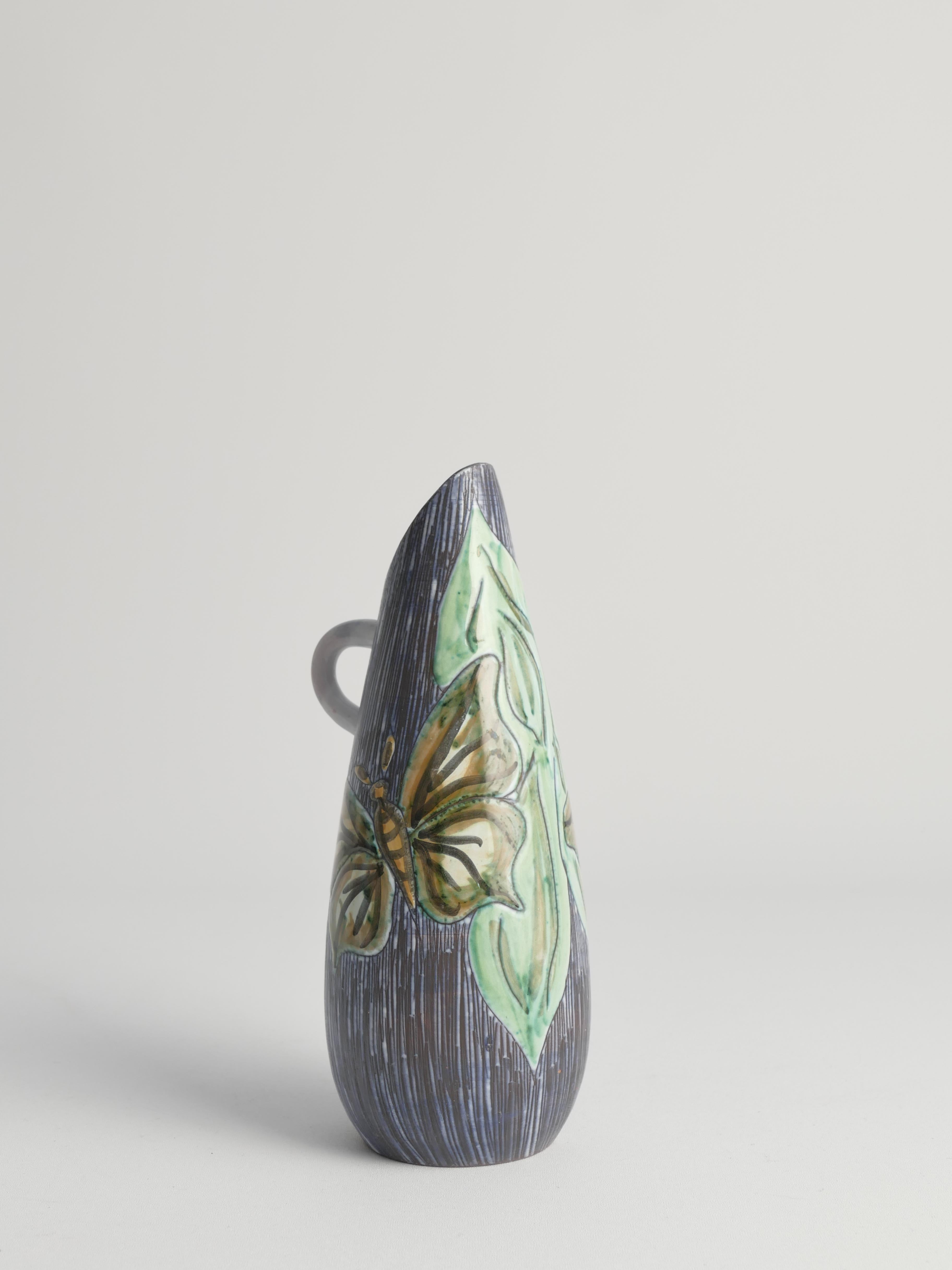 Vase en grès moderne du milieu du siècle dernier avec sgraffite et papillons Suède, années 1950 en vente 1
