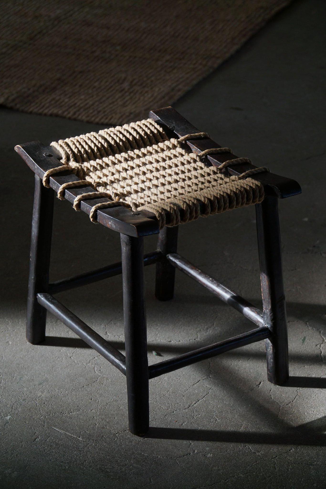 Moderner Hocker aus der Mitte des Jahrhunderts, Holz und Seil, von Anne Lise Aas, Norwegen, 1960er Jahre (Norwegisch) im Angebot