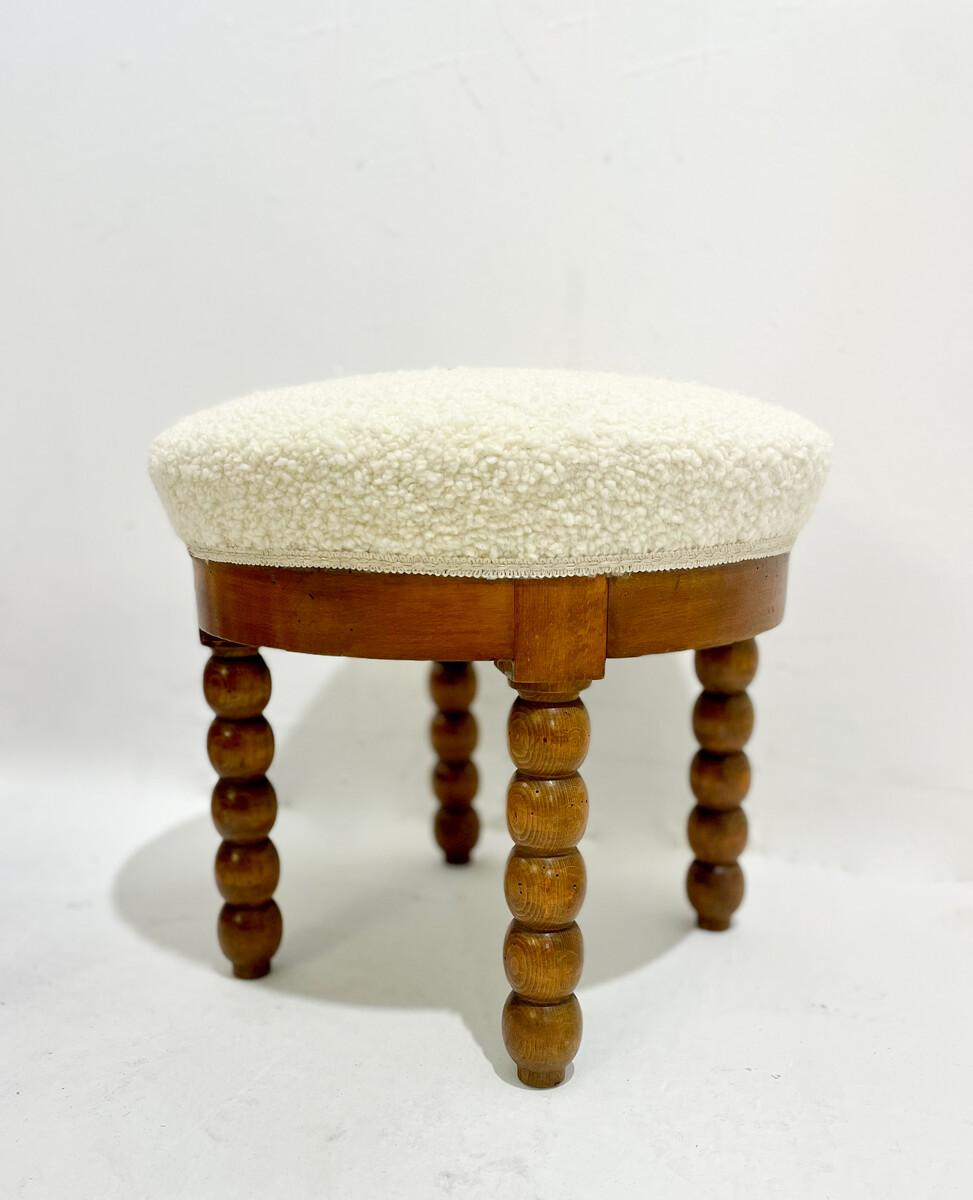 Mid-Century Modern Stool, Oak and White Bouclé Fabric, 1970s.2 available In Good Condition For Sale In Brussels, BE