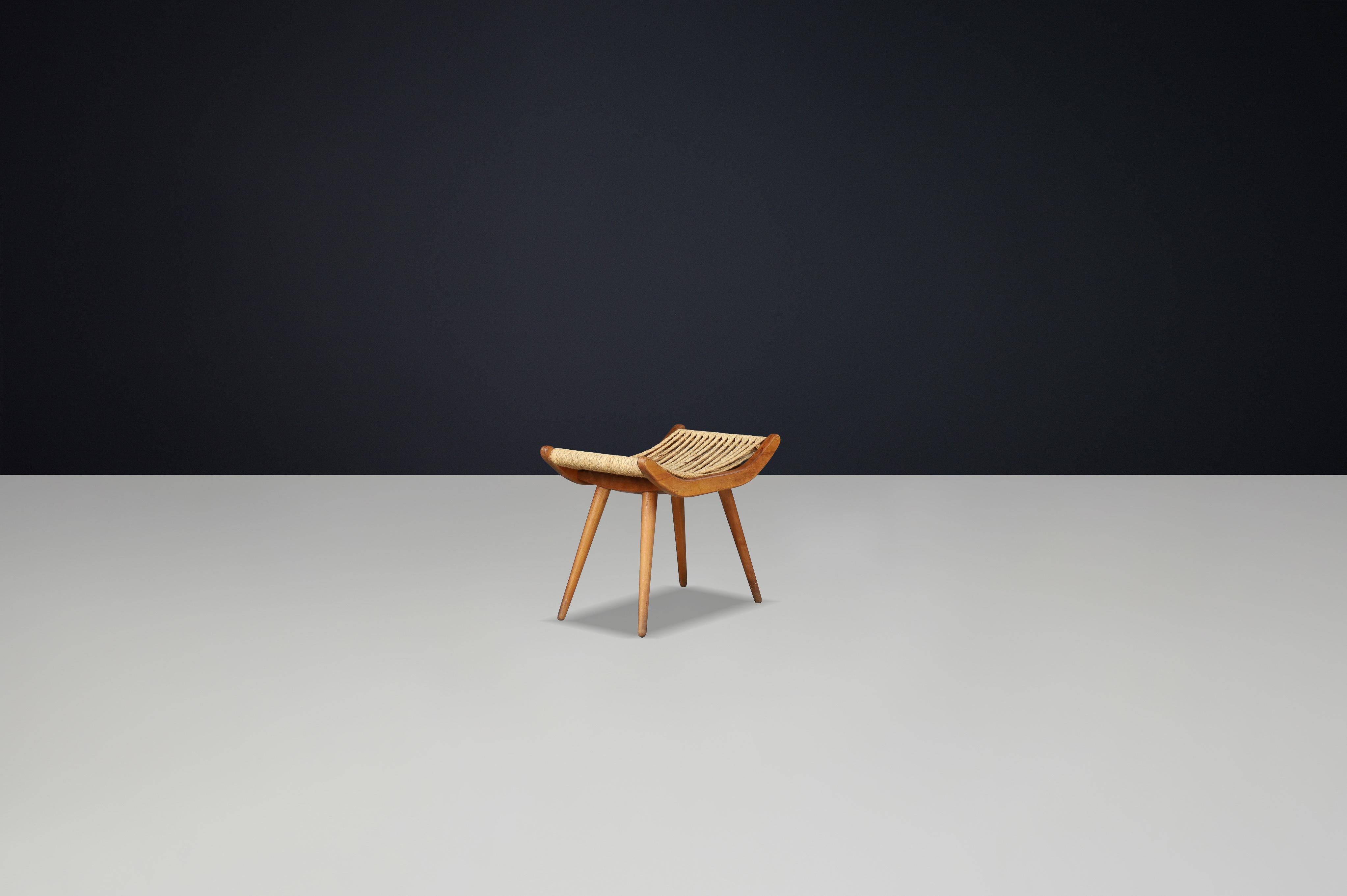 Sgabello moderno di metà secolo con seduta in corda intrecciata, Cecoslovacchia, anni '60

Questo sgabello della Cecoslovacchia degli anni '60, affascinante e scultoreo, riflette il connubio tra artigianato, materiali naturali e design funzionale