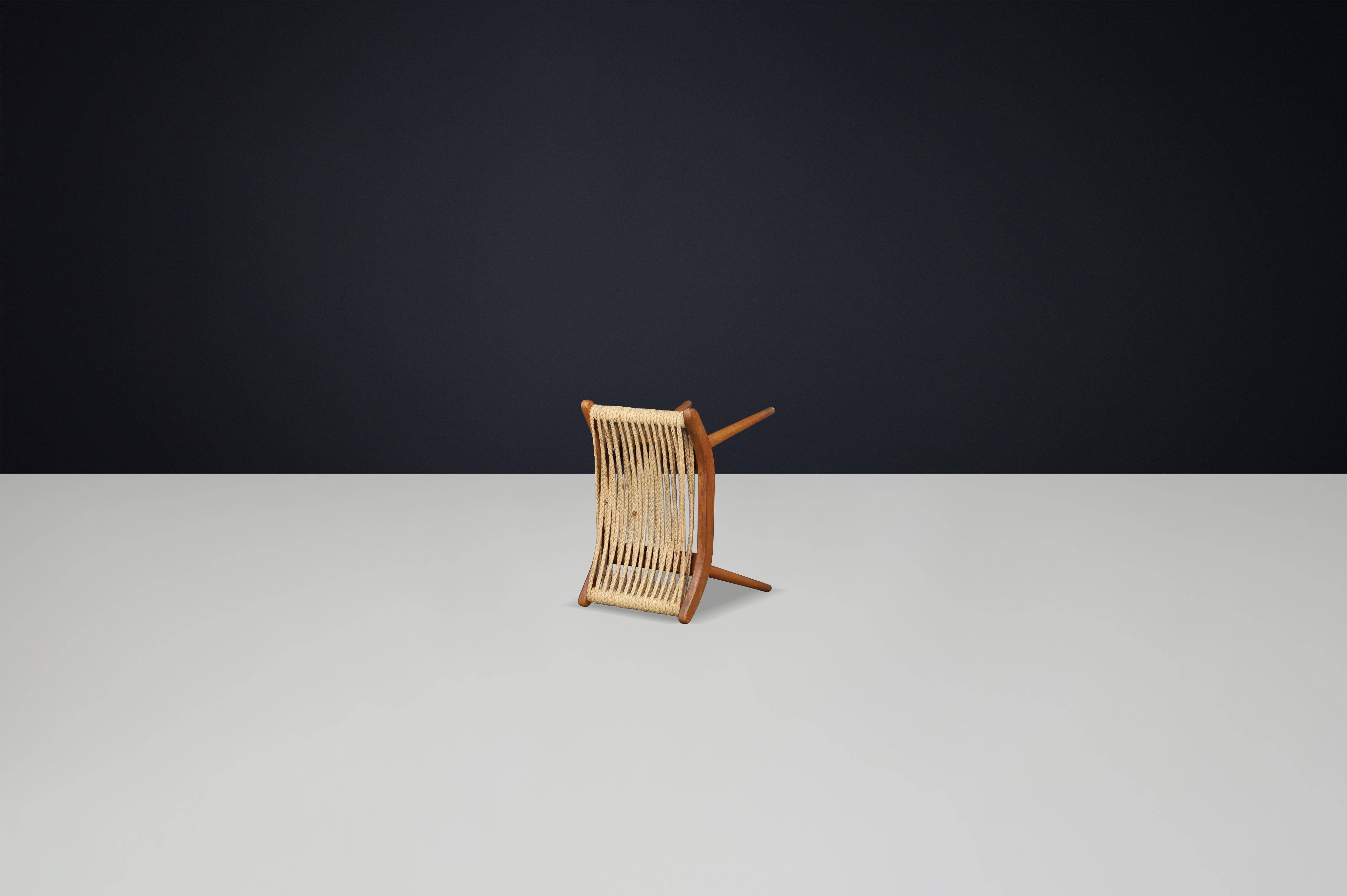 Mid-Century moderno Sgabello moderno di metà secolo con seduta in corda intrecciata, Cecoslovacchia, anni '60 in vendita