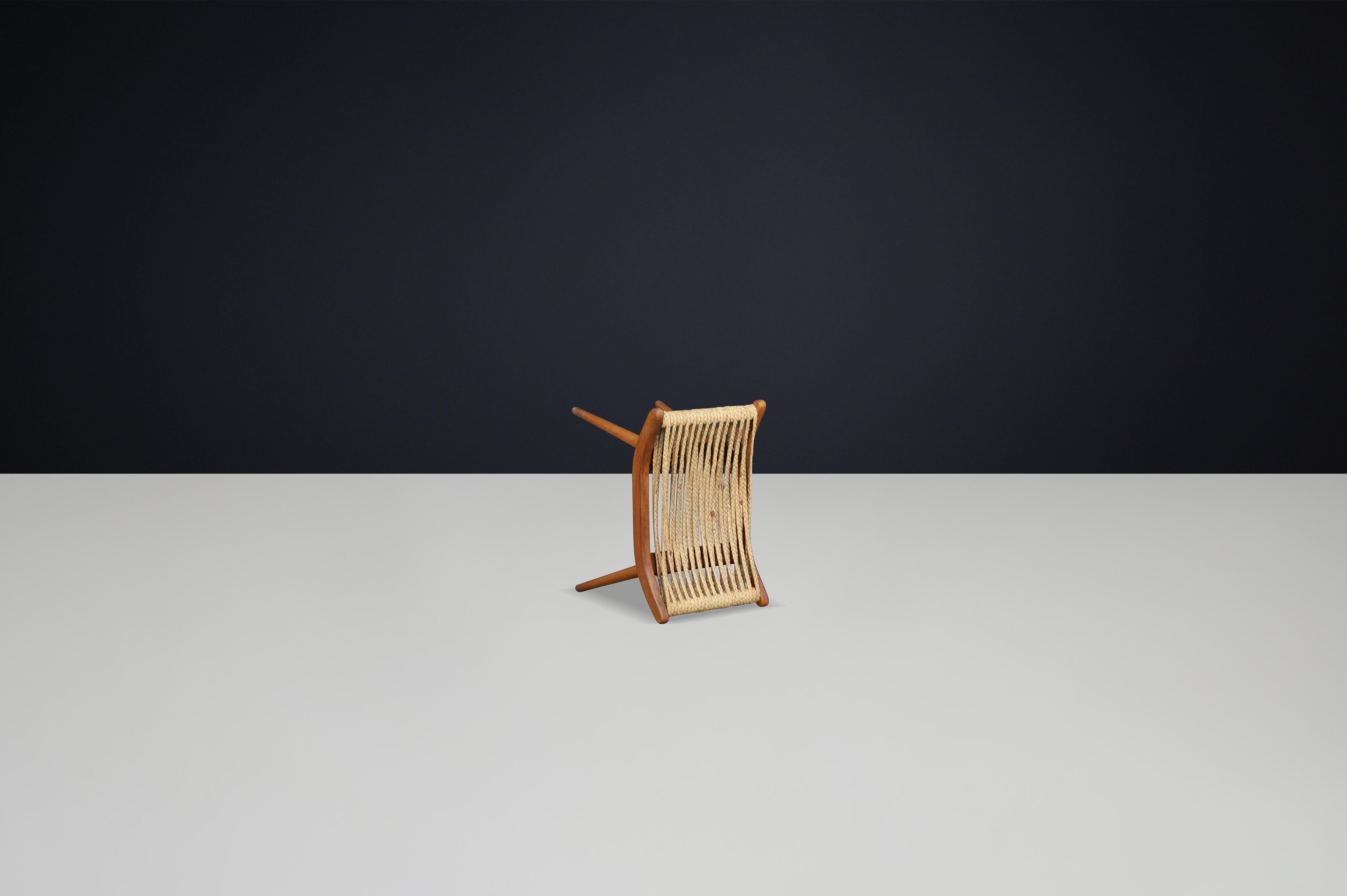 Sgabello moderno di metà secolo con seduta in corda intrecciata, Cecoslovacchia, anni '60 In condizioni buone in vendita a Almelo, NL