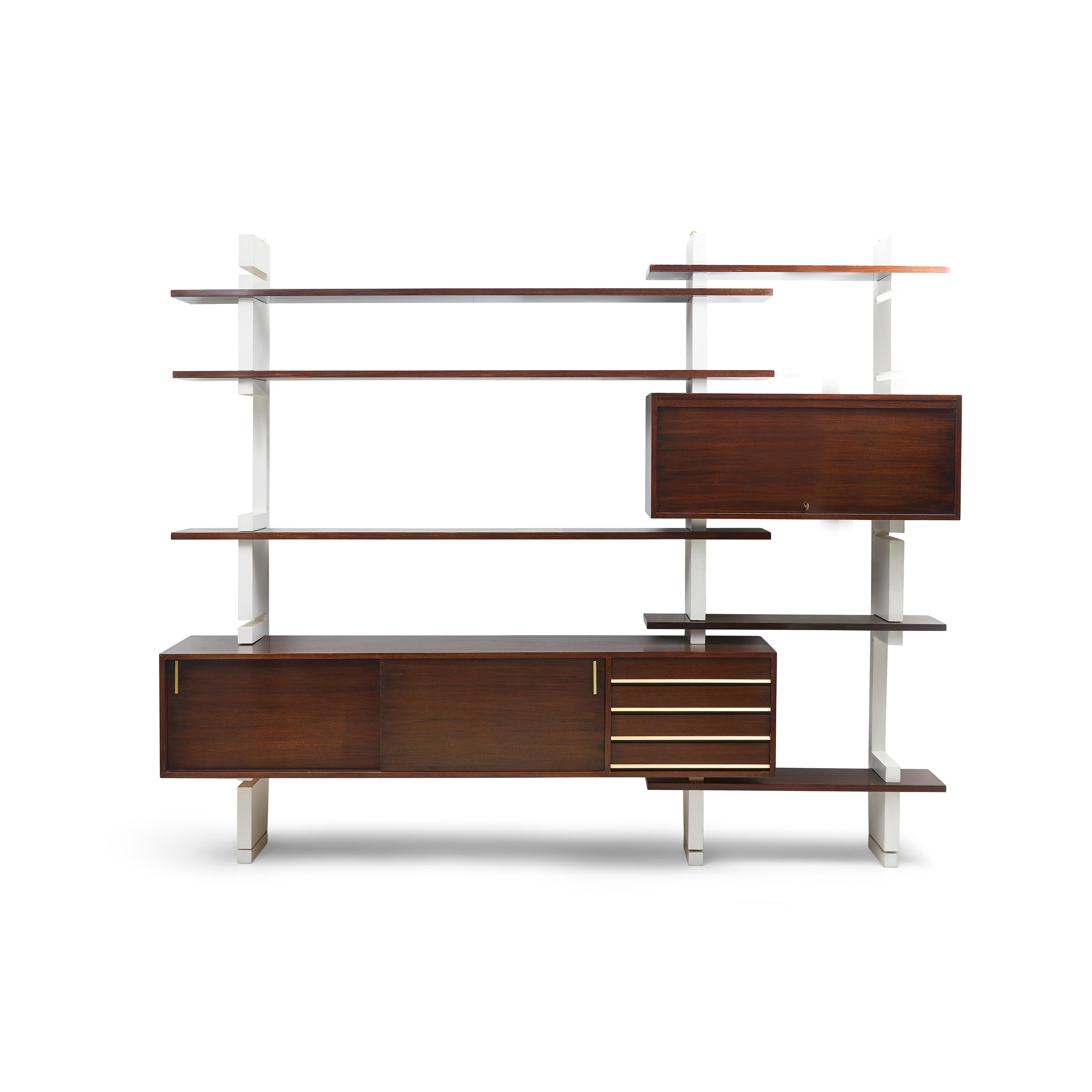 Grande étagère modulable en palissandre avec montants laqués blancs par Amma, Italie 1962. Sur le côté droit, il y a une boîte qui s'ouvre vers le haut et, en dessous, une section comprenant quatre tiroirs. Sur le côté gauche, il y a une porte