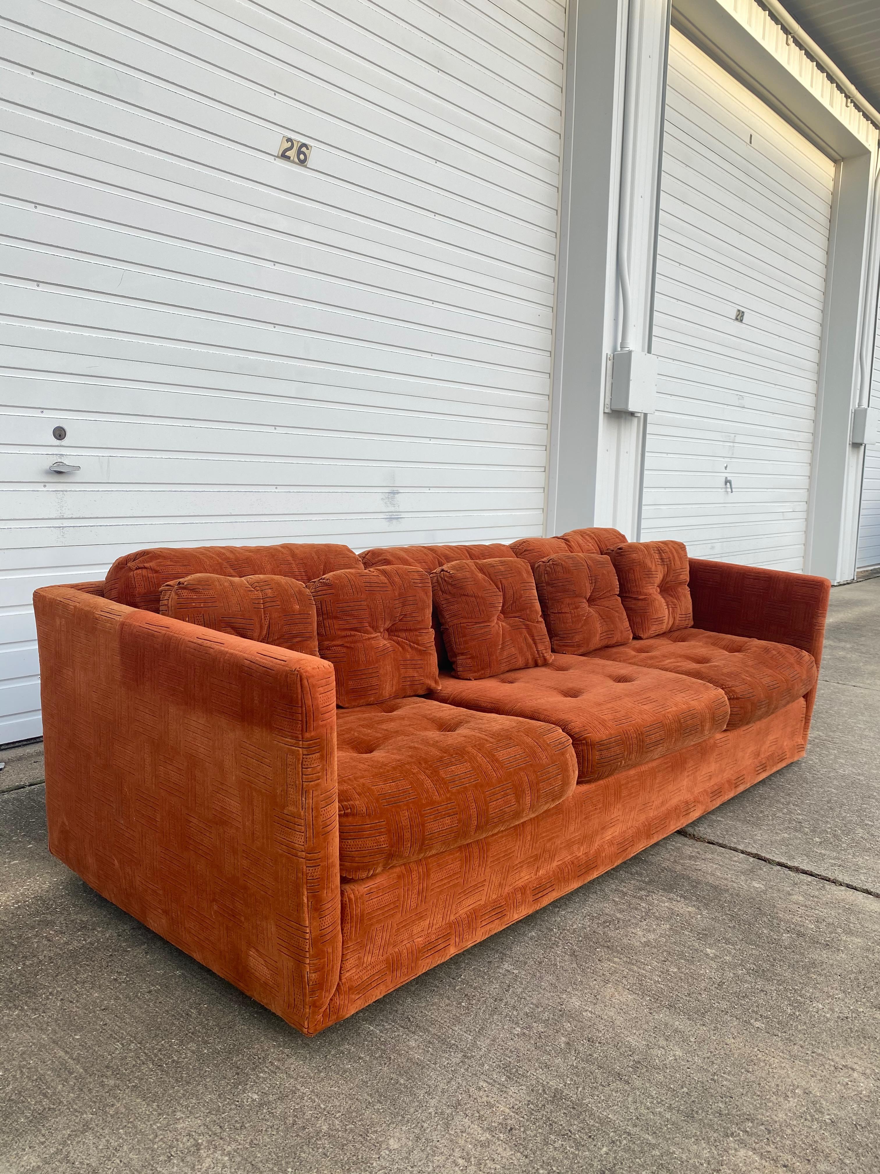 Mid-Century Modern Stratford Tuxedo 3-Seater Sofa In Distressed Condition In Medina, OH