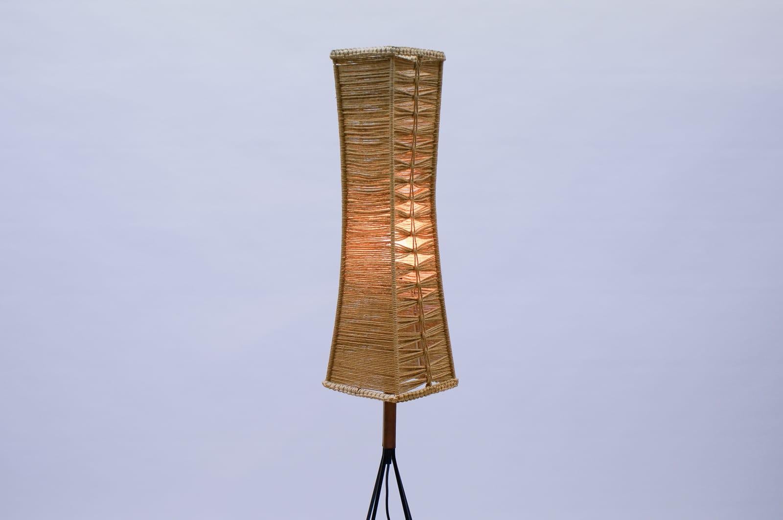 Mid-Century Modern String Legs Floor Lamp with Braided Shade In Good Condition In Nürnberg, Bayern