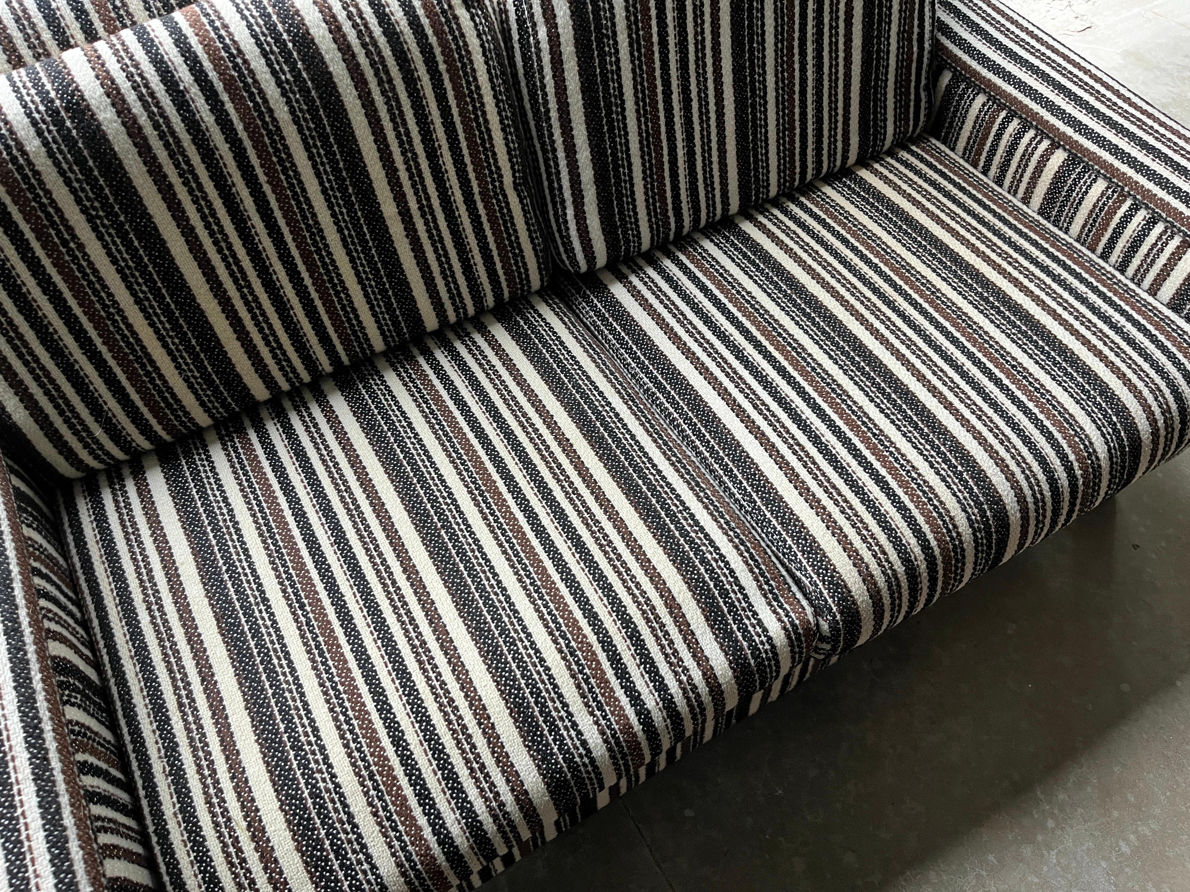 Gestreiftes Selig von Monroe Imperial Loveseat, Zweisitzer-Sofa, Mid-Century Modern (Polyester) im Angebot