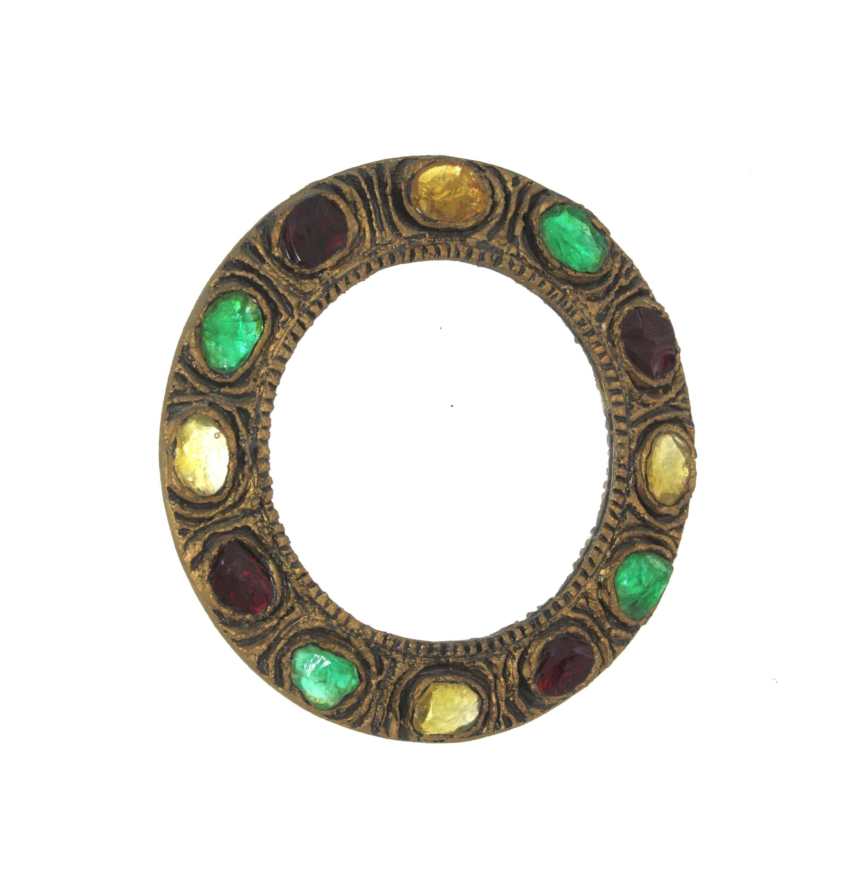 Piccolo specchio rotondo del Medioevo con accenti di cristallo di rocca, Italia, anni '60.
Prodotto da Creaciones Gobesso ispirato ai design di Line Vautrin.
Raro specchio da parete artigianale della metà del XX secolo realizzato in stucco con