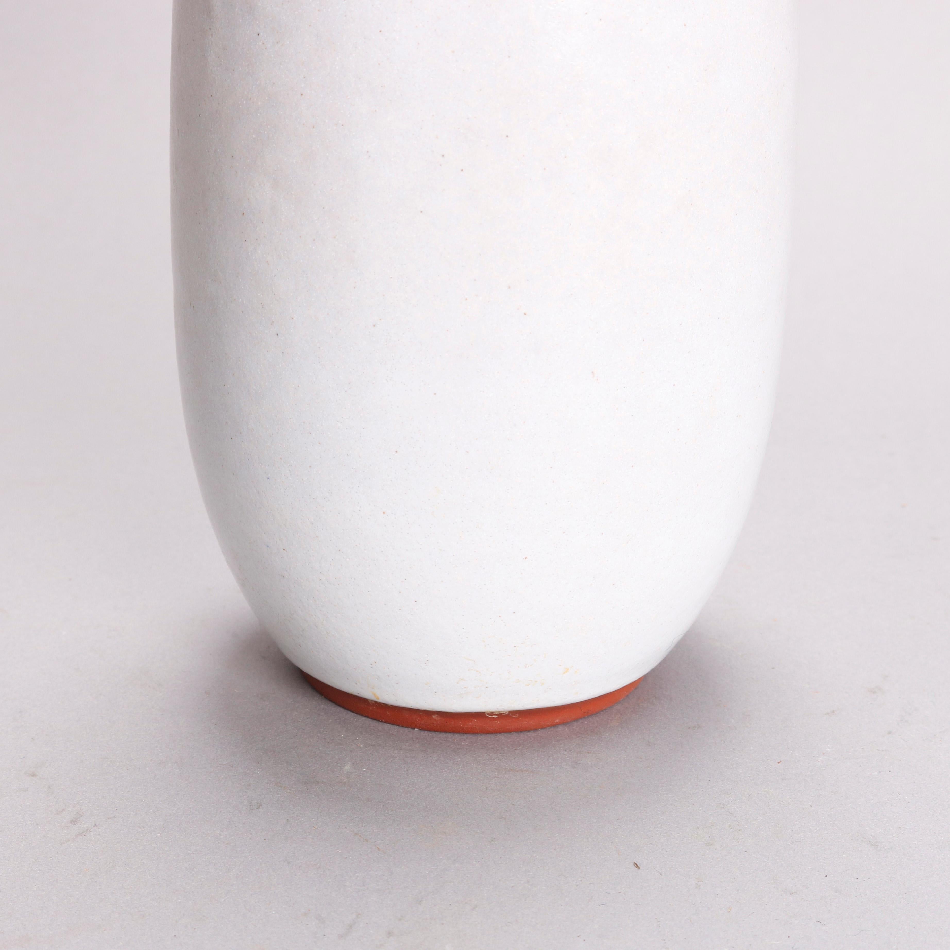 Moderne Studio-Art-Keramikflaschenvase aus der Mitte des Jahrhunderts, vom Künstler signiert, 20. Jahrhundert (Moderne der Mitte des Jahrhunderts) im Angebot
