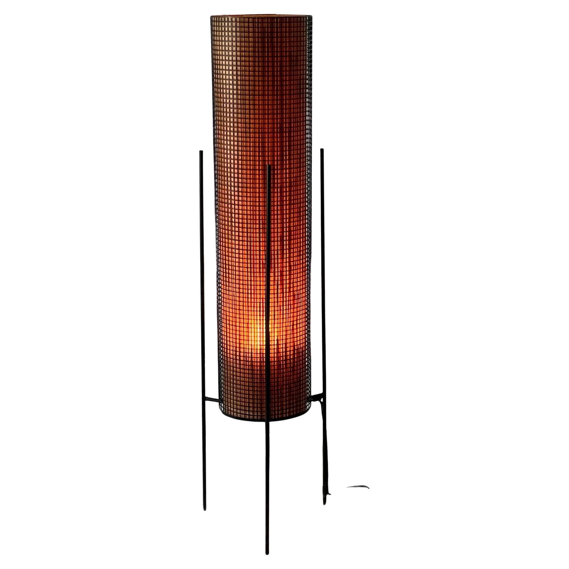 Lampe de table tripode en fer Vintage Mid Century Modern 1950s

Lampe de table unique fabriquée par un artiste, circa 1950
Cadre de trépied en fer noir
Abat-jour cylindrique en métal perforé avec diffuseur intérieur en bambou

Dimensions : 7.5
