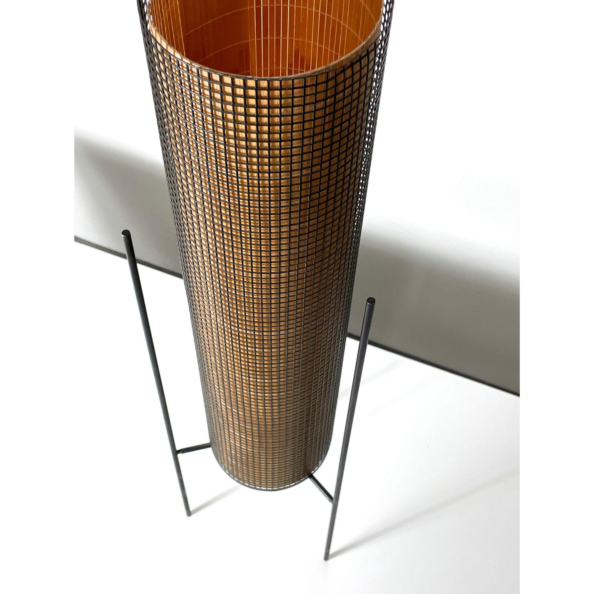Mid-Century Modern Lampe de table à cylindre tripode en fer, fabriquée par un Studio Modernity, années 50 en vente