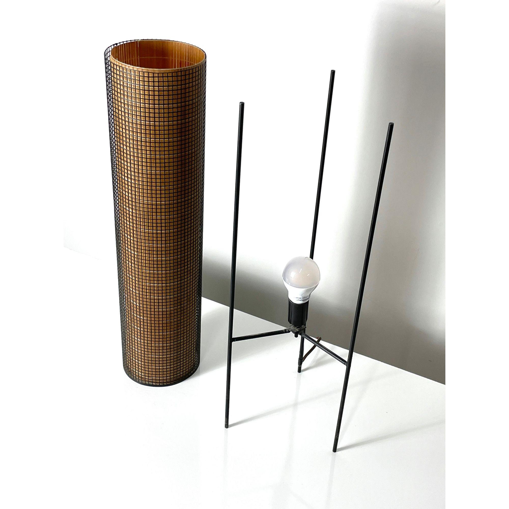 Fer Lampe de table à cylindre tripode en fer, fabriquée par un Studio Modernity, années 50 en vente