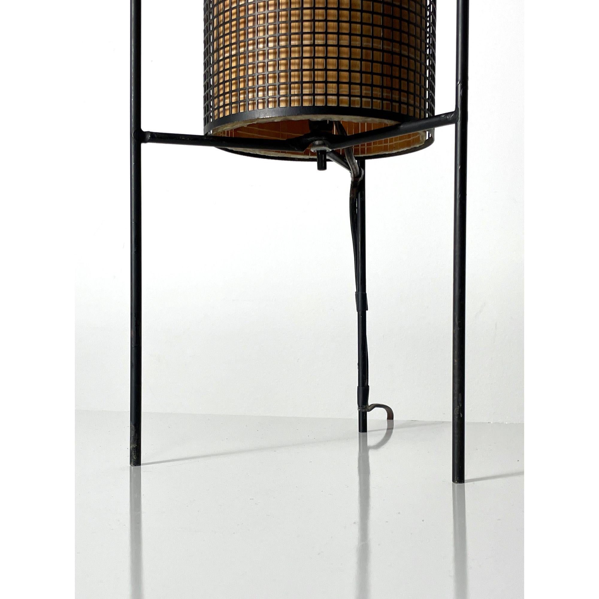 Lampe de table à cylindre tripode en fer, fabriquée par un Studio Modernity, années 50 en vente 1