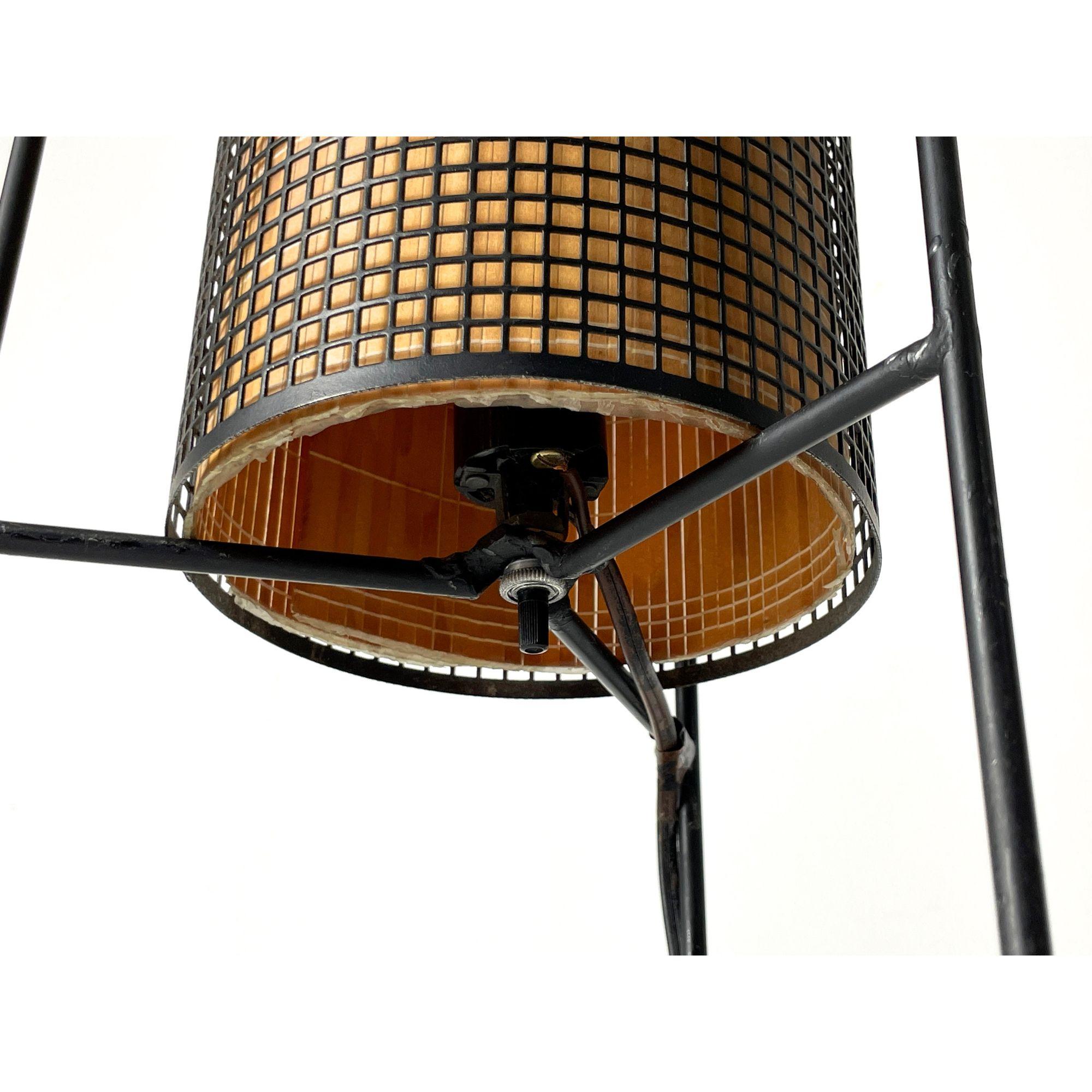 Lampe de table à cylindre tripode en fer, fabriquée par un Studio Modernity, années 50 en vente 2