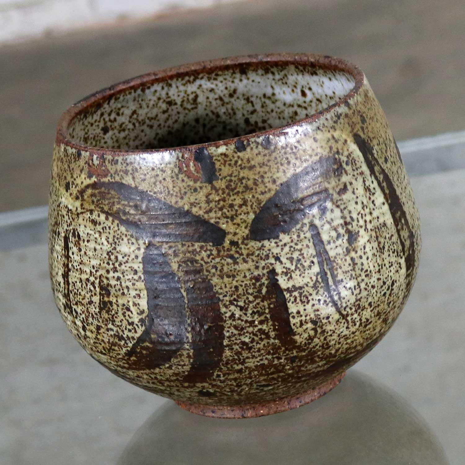 Handsome Mid-Century Modern stoneware pot by artist Mark Zamantakis from his Colorado ceramic studio. It is in wonderful vintage condition. No cracks or crazing. There are a couple tiny chips on the inside rim that you must feel to find. Please see