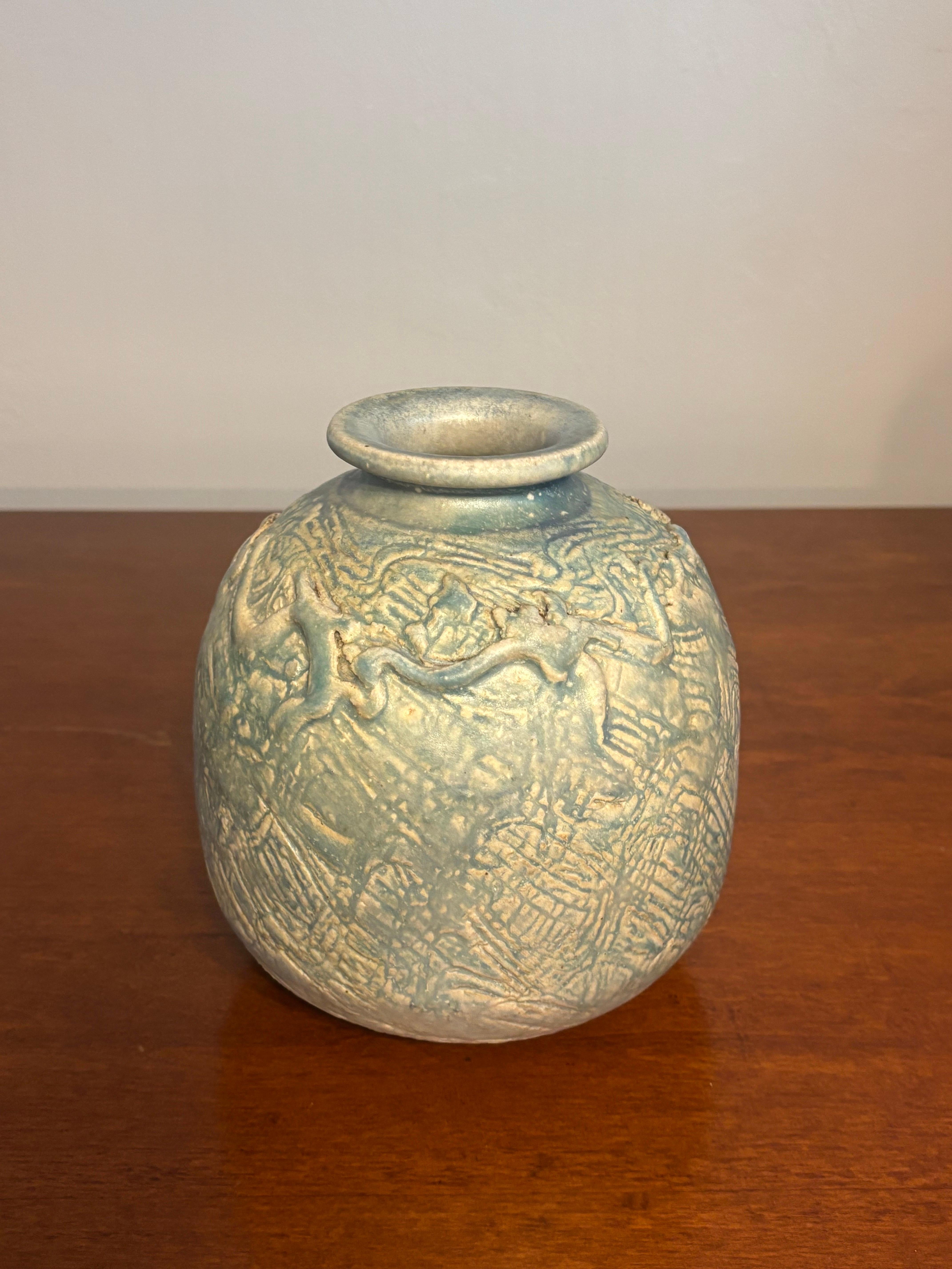 Un bellissimo vaso in ceramica da studio della metà del secolo scorso, realizzato a mano e firmato sul lato inferiore. La forma è morbidamente arrotondata e tattile, rifinita con uno smalto blu chiaro con sottili variazioni tonali e una fine texture