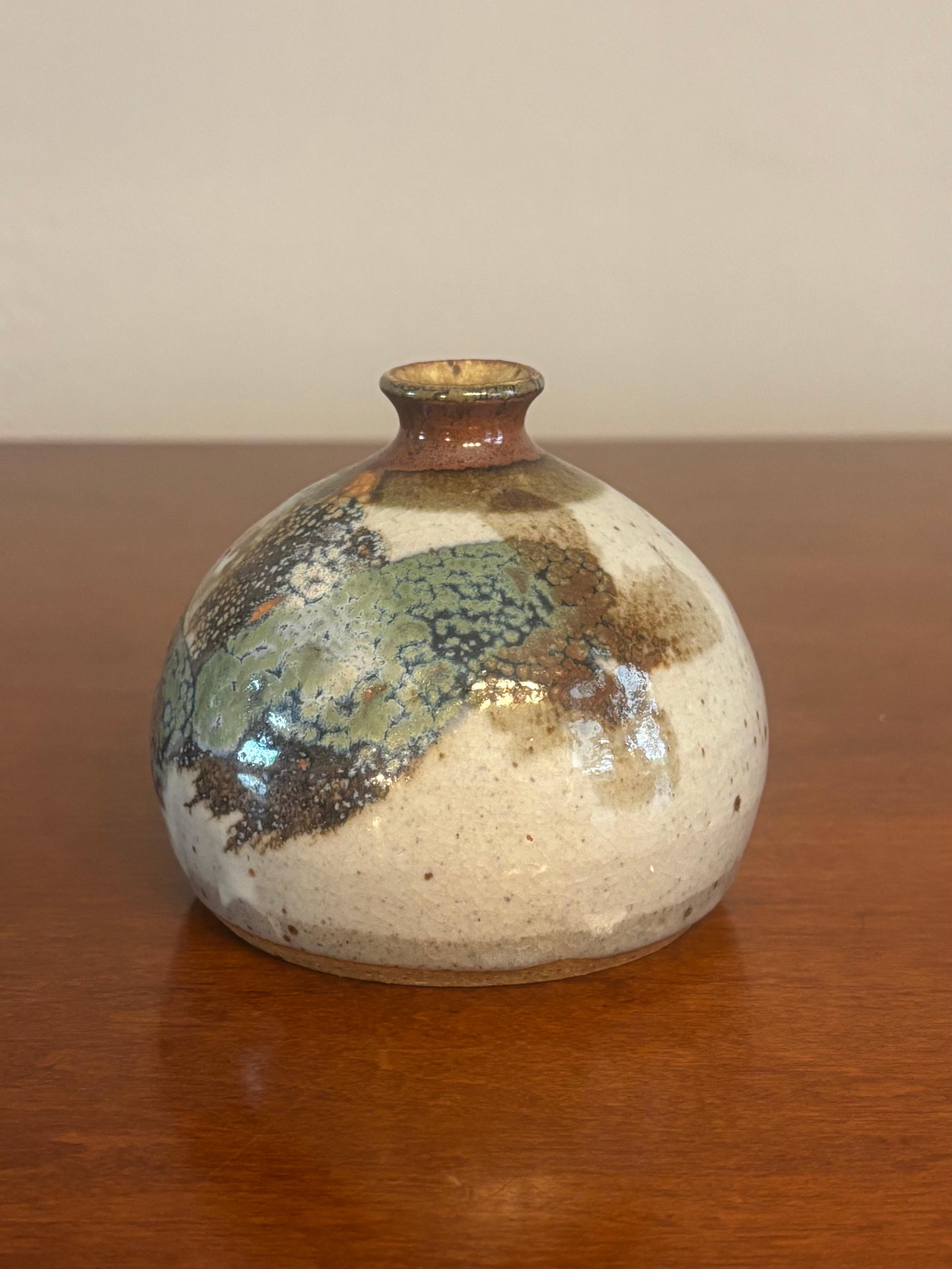Exceptionnel studio moderne du milieu du siècle, pot de désherbage. Origine américaine de la côte ouest. Jeté et émaillé de manière experte. La céramique présente de belles taches de fer dans l'argile, imitant l'envers d'un ciel nocturne. Des coups