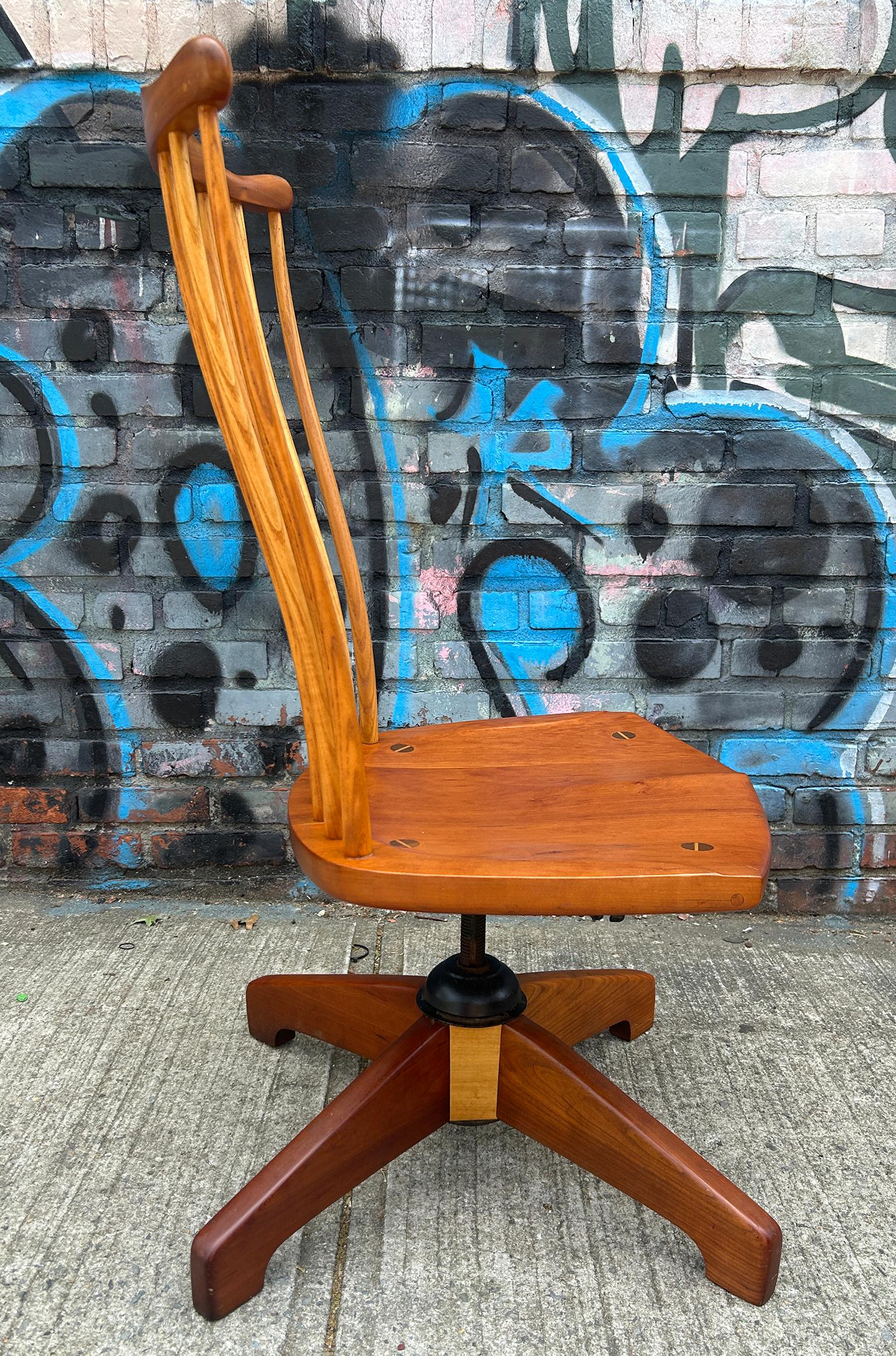 Américain Chaise moderne du milieu du siècle Studio Craft Arts à dossier fuselé pivotant en vente