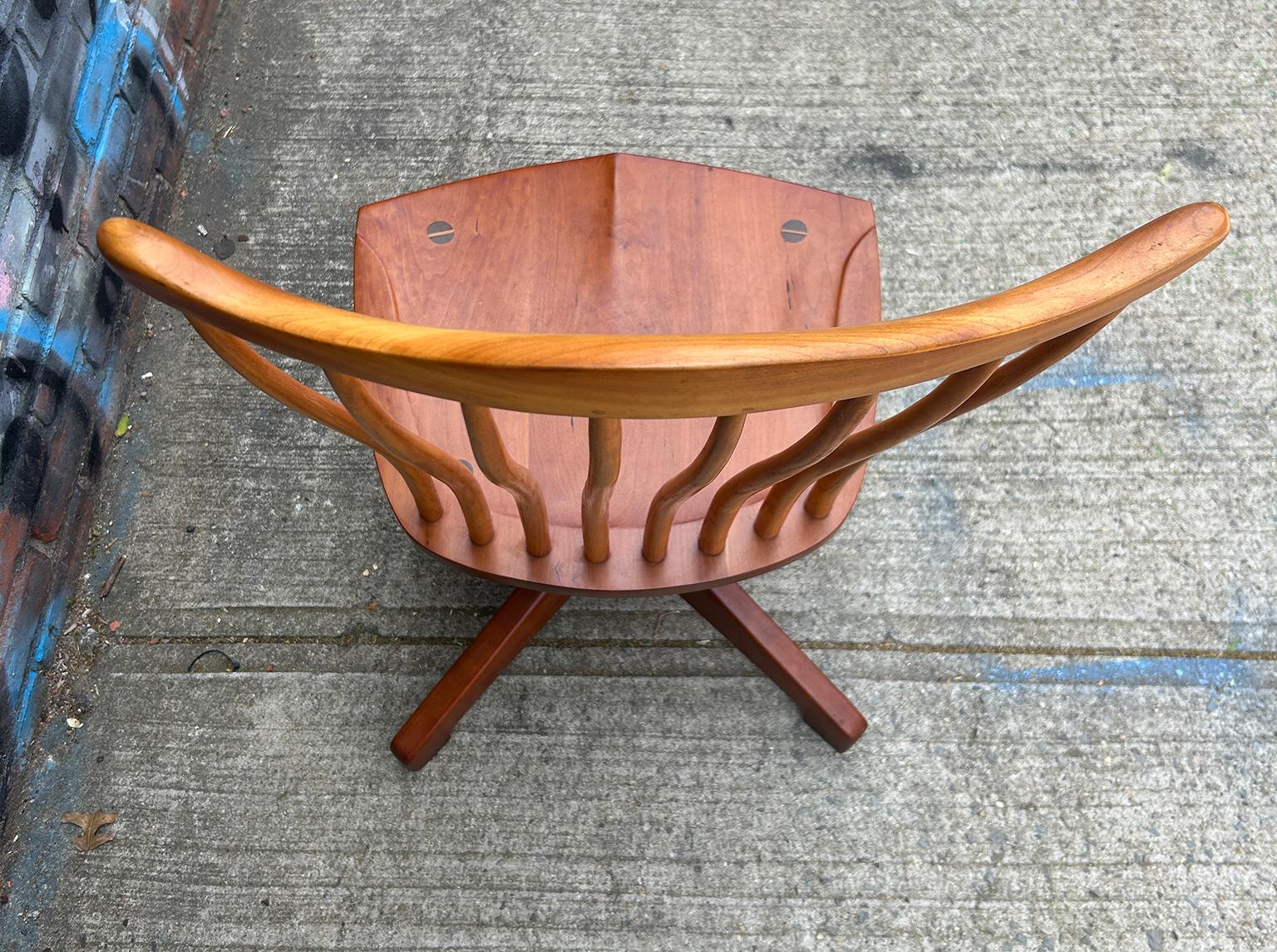 Travail du bois Chaise moderne du milieu du siècle Studio Craft Arts à dossier fuselé pivotant en vente