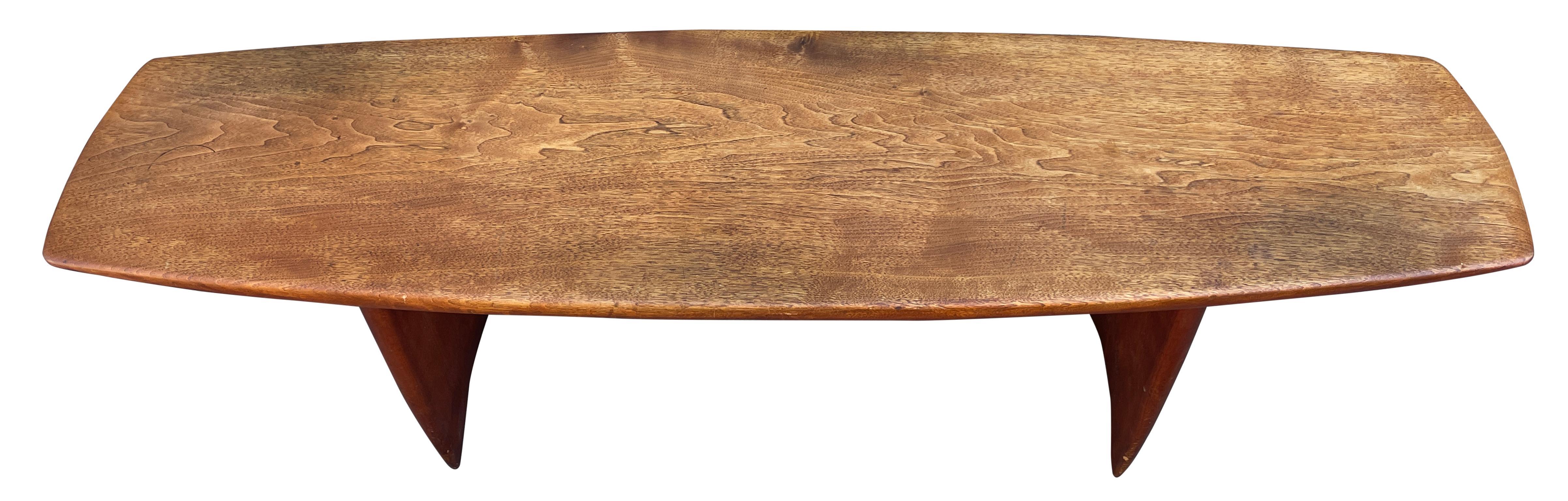 Table basse ou banc en bois massif Mid-Century Modern Studio Craft 1963. Dans le style de Wharton Esherick. Magnifique design organique incurvé du plateau et de la base. Design/One très unique - bois massif très lourd sculpté. Marqué sous 1963 et