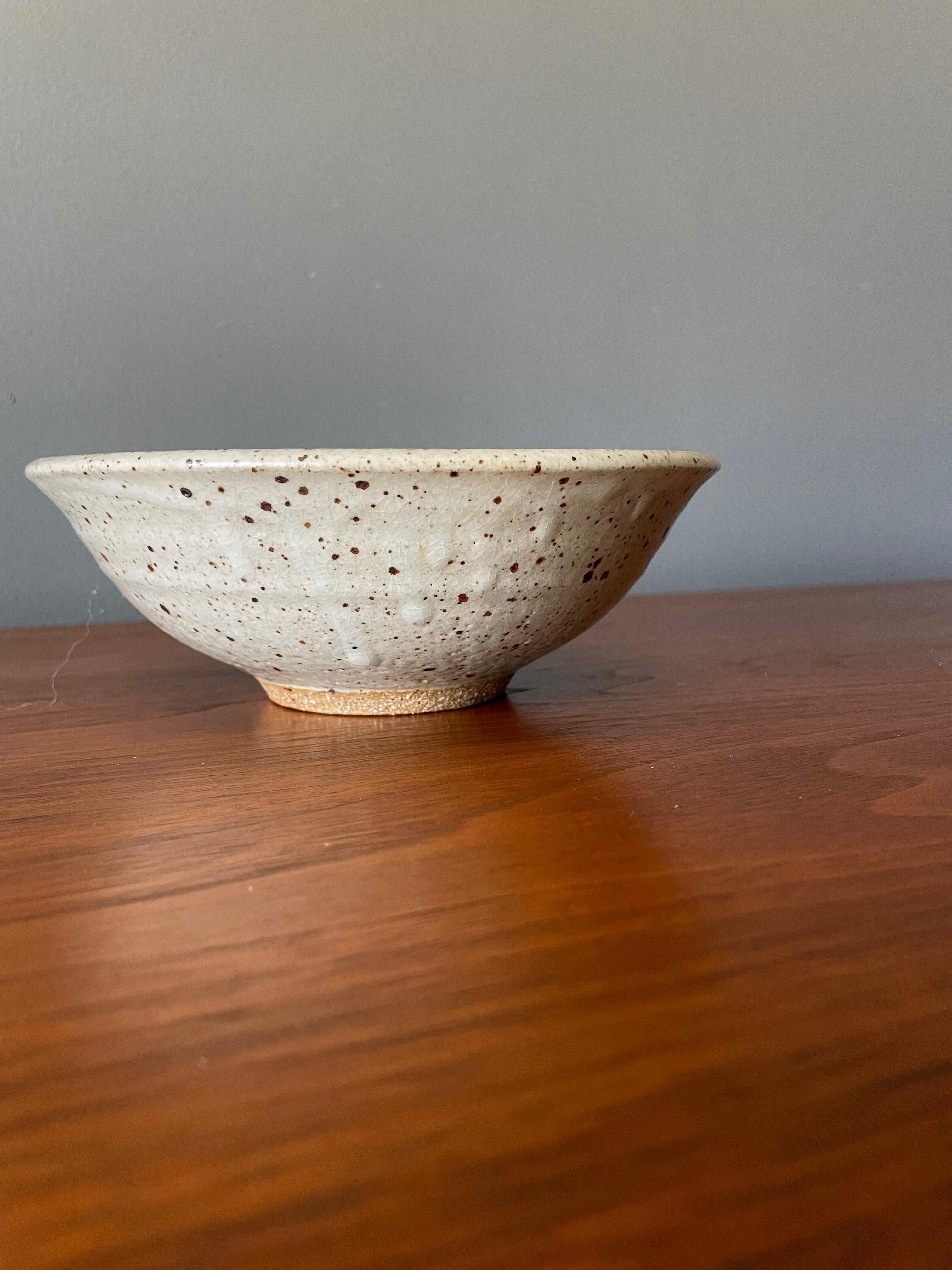 Vintage Mid-Century Modern studio crafted bowl. Signé à la main.