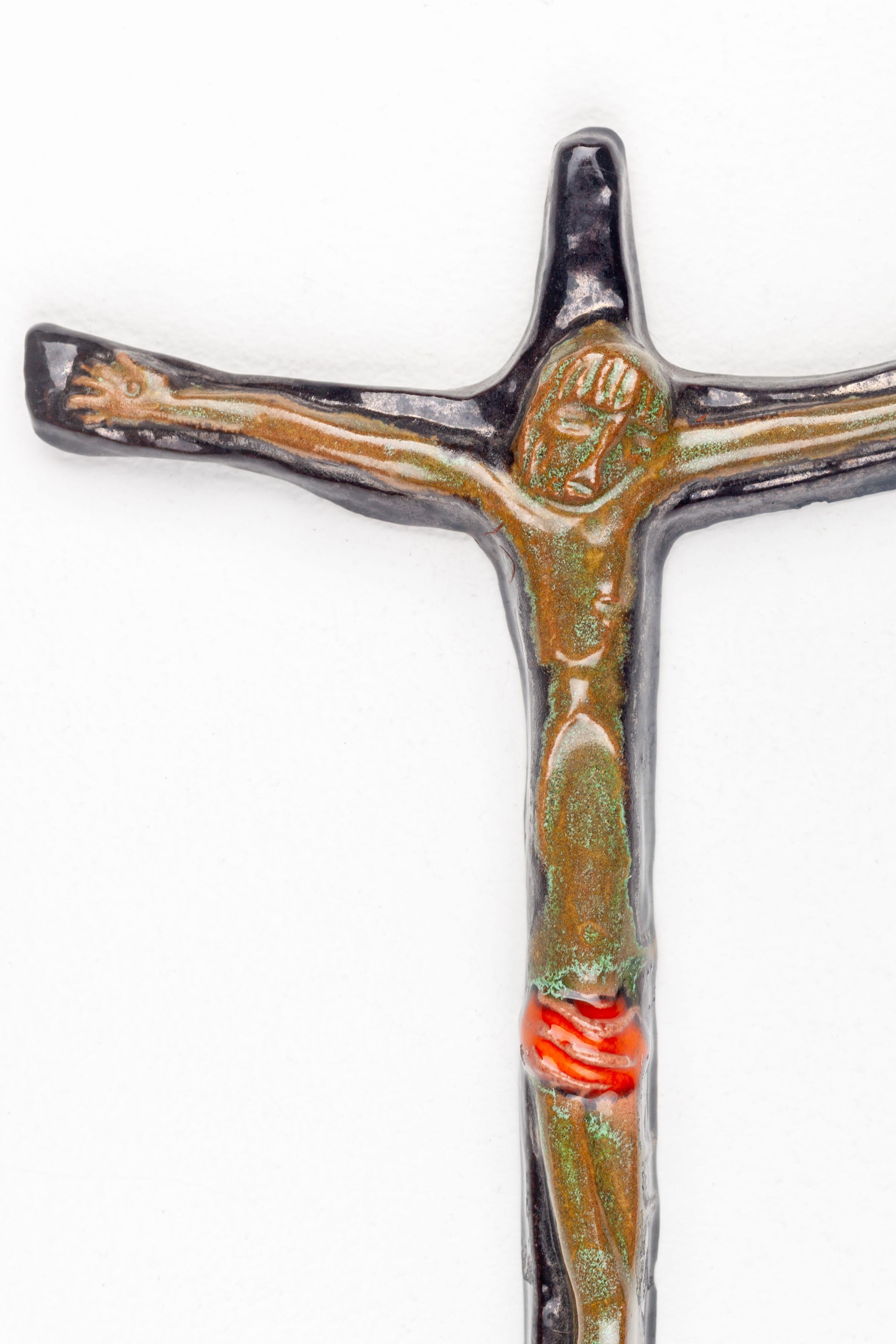 Mid-Century Modern Studio Crafted Ceramic Wall Crucifix In Good Condition For Sale In Chicago, IL