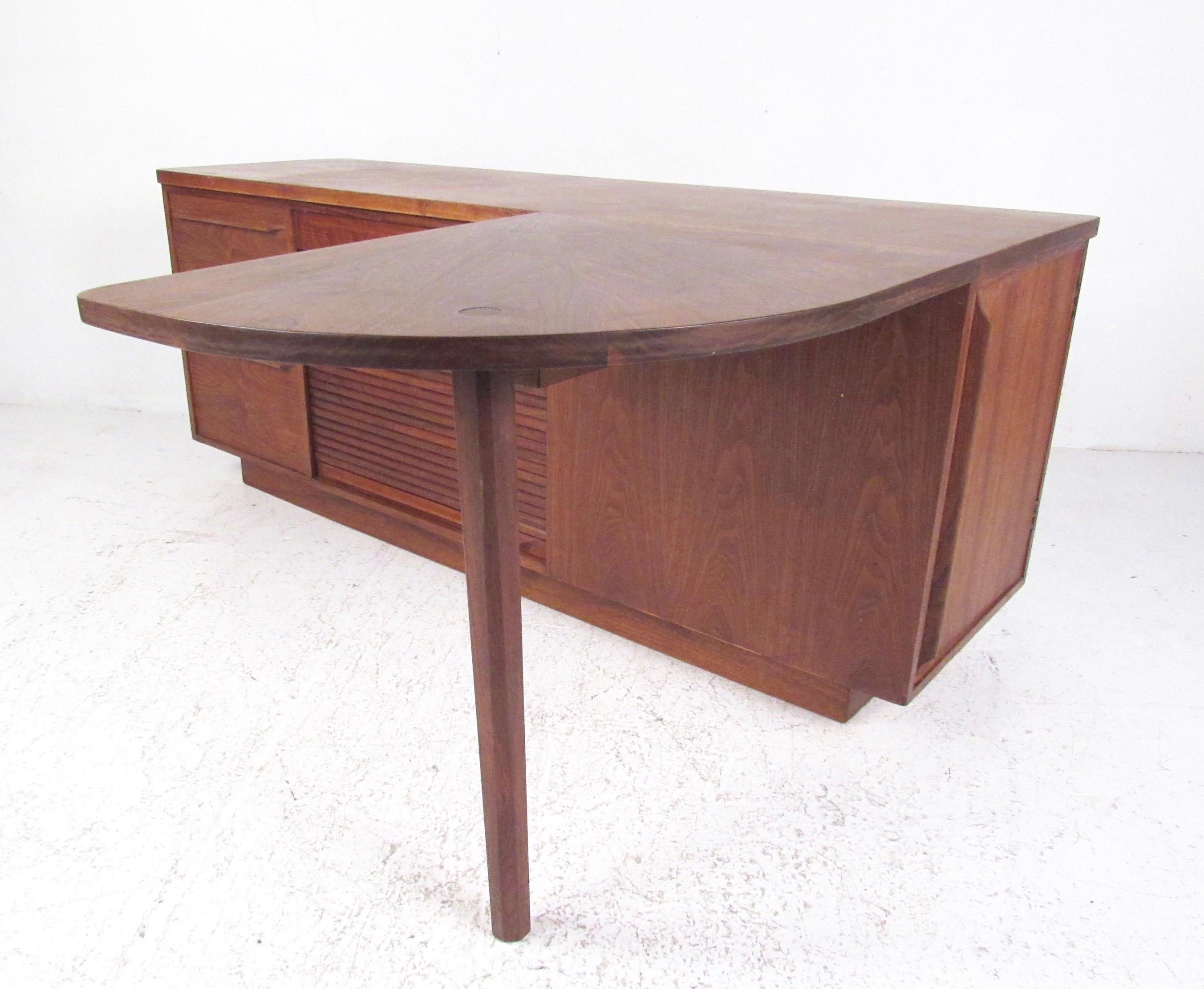 Mid-Century Modern Studio Made Executive Desk, Signed In Good Condition In Brooklyn, NY