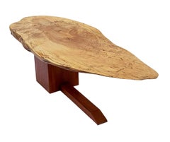 Table basse à bord vif en noyer et bois d'orme, de style The Modern Studio
