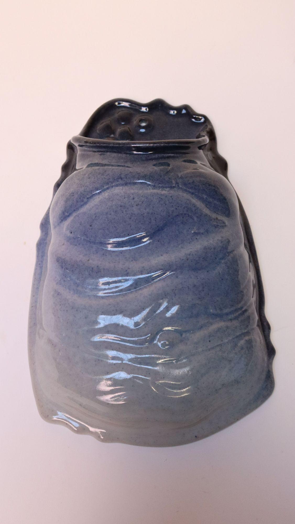 Porte-lettres ombré bleu de Deanna Nichols en Studio Pottery, moderne du milieu du siècle Bon état - En vente à Brooklyn, NY