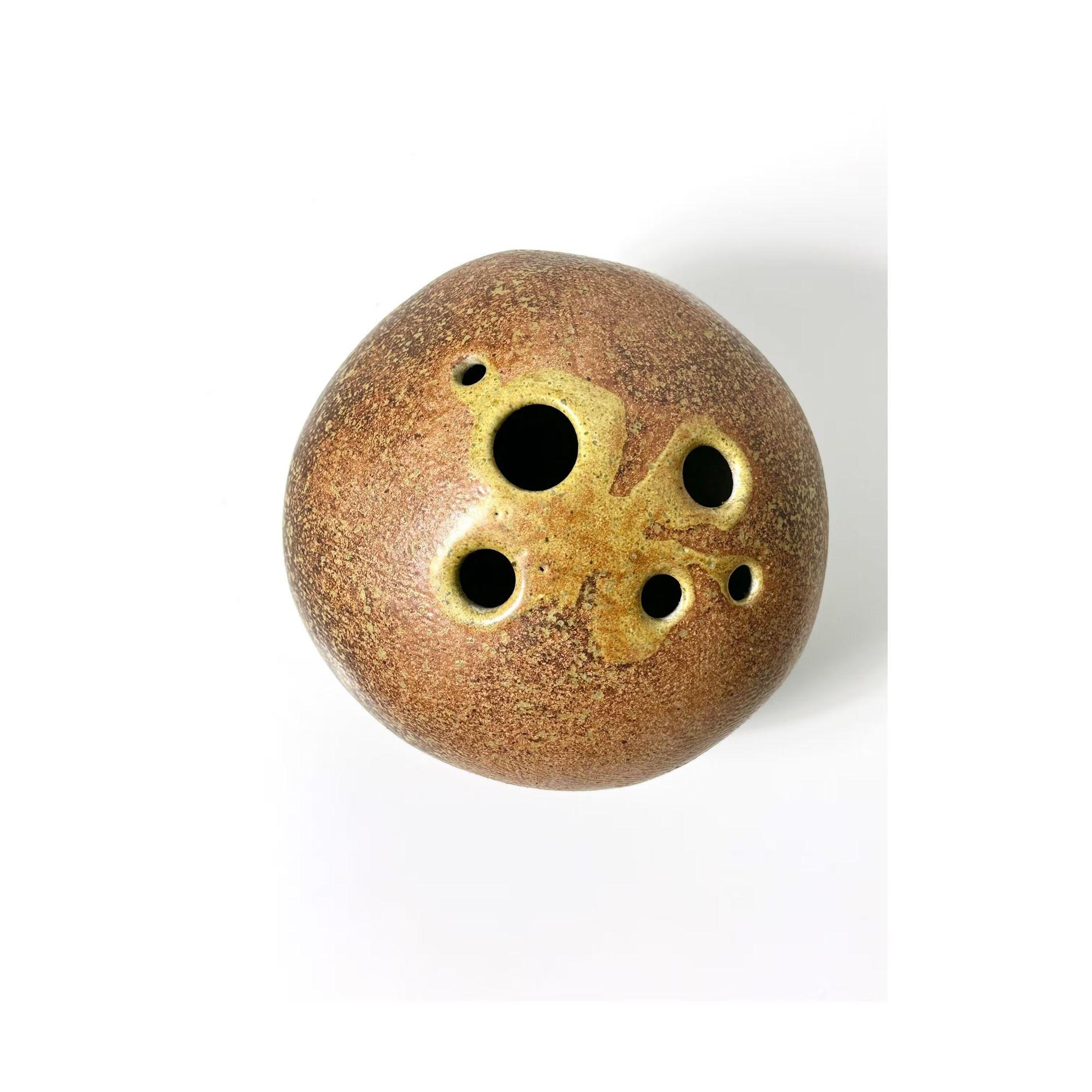 Vintage Mid Century Modern Tom McMillin Studio Pottery Ceramic Rock Vase 1960s

Grande vaso in ceramica per erbacce dell'artista californiano Tom McMillin, circa 1960
Forma rotonda organica con orifizi multipli su base a tre piedi

Materiali: Gres