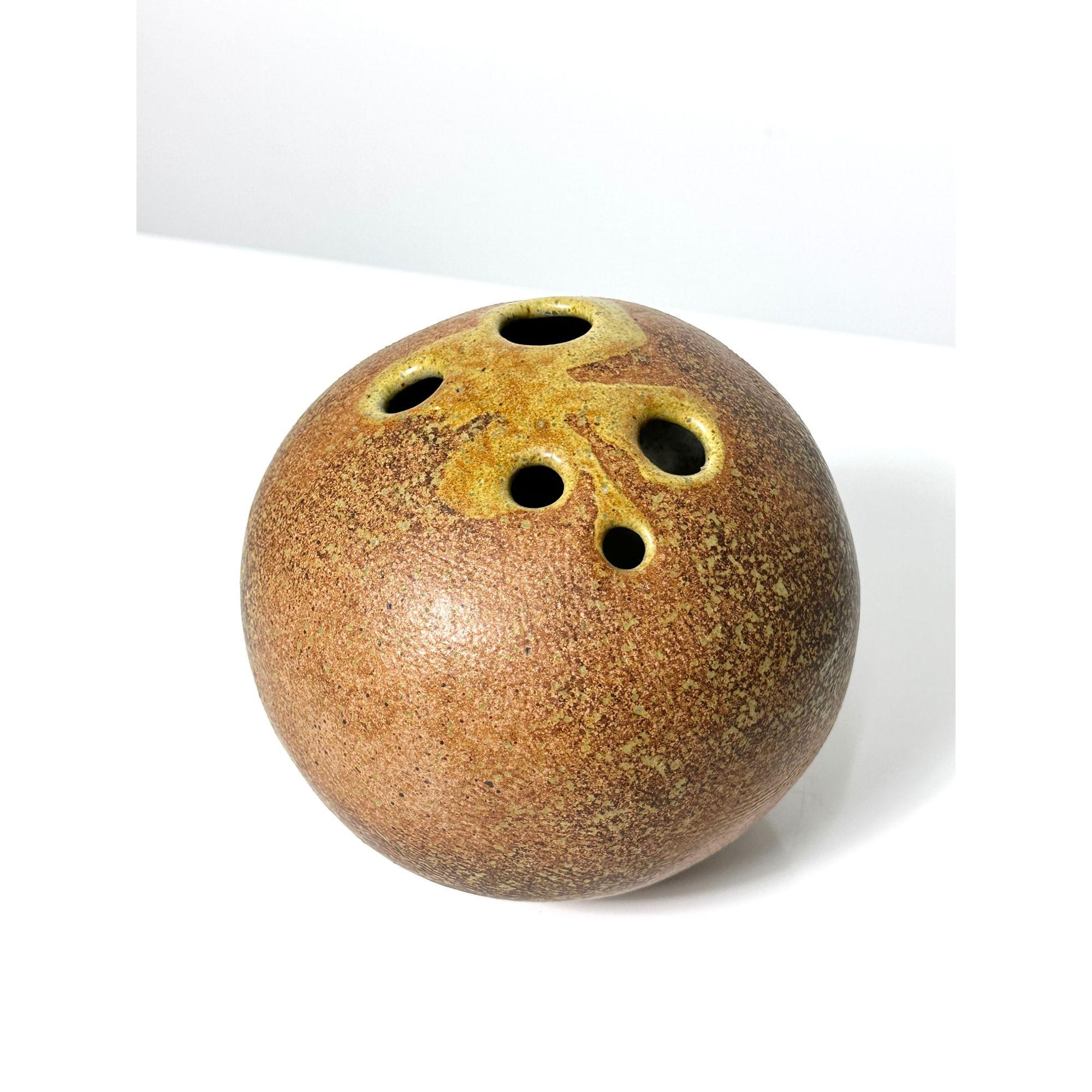 Mid-Century moderno Vaso di rocce in ceramica di Studio Pottery di Tom McMillin, circa 1960, di epoca moderna. in vendita