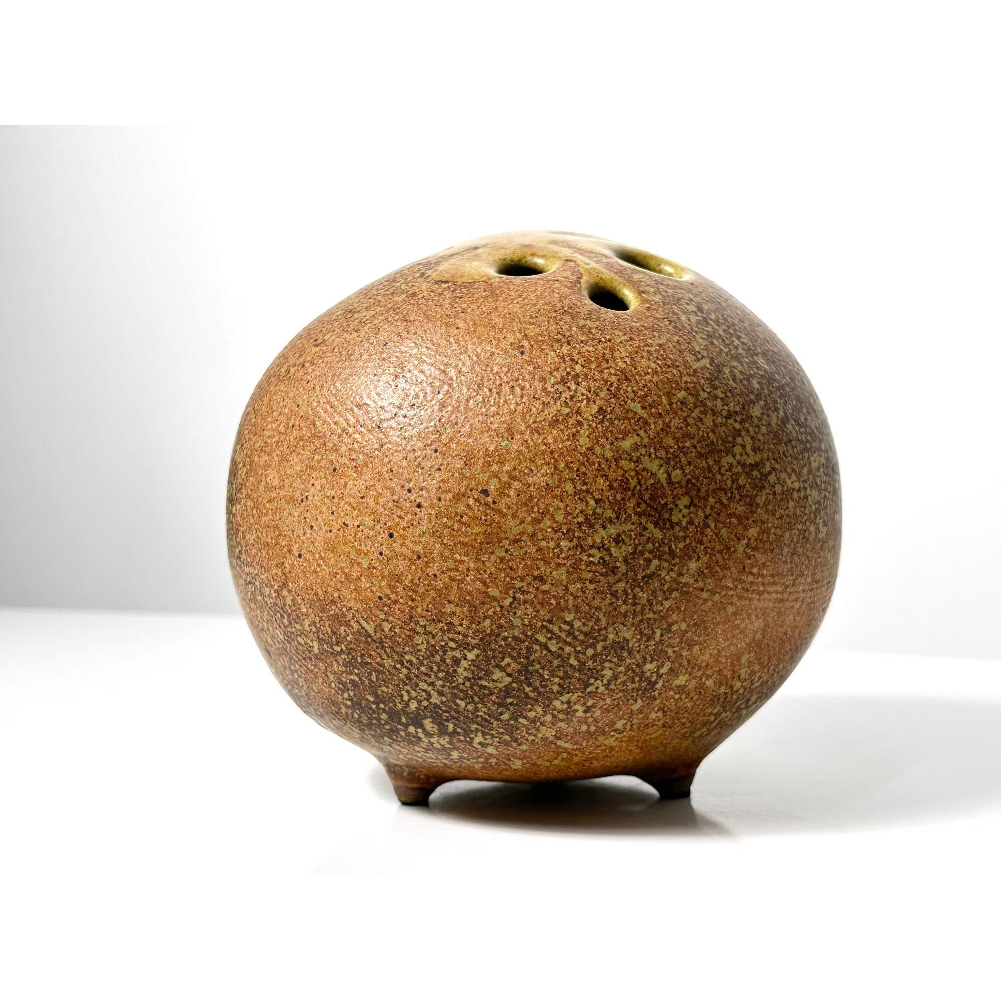 Vaso di rocce in ceramica di Studio Pottery di Tom McMillin, circa 1960, di epoca moderna. In condizioni buone in vendita a Troy, MI