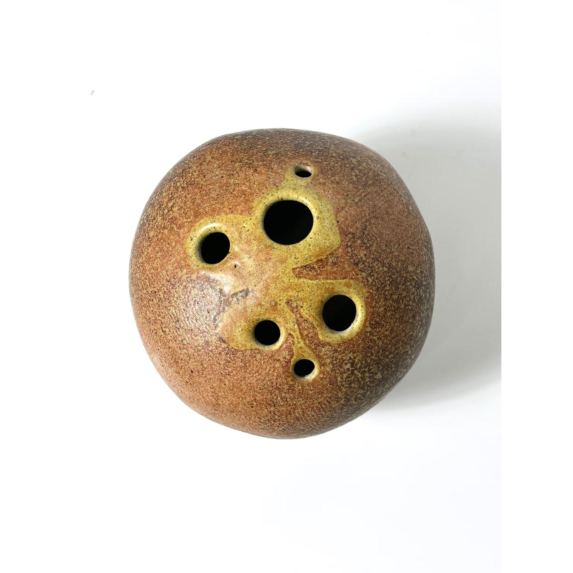 XX secolo Vaso di rocce in ceramica di Studio Pottery di Tom McMillin, circa 1960, di epoca moderna. in vendita