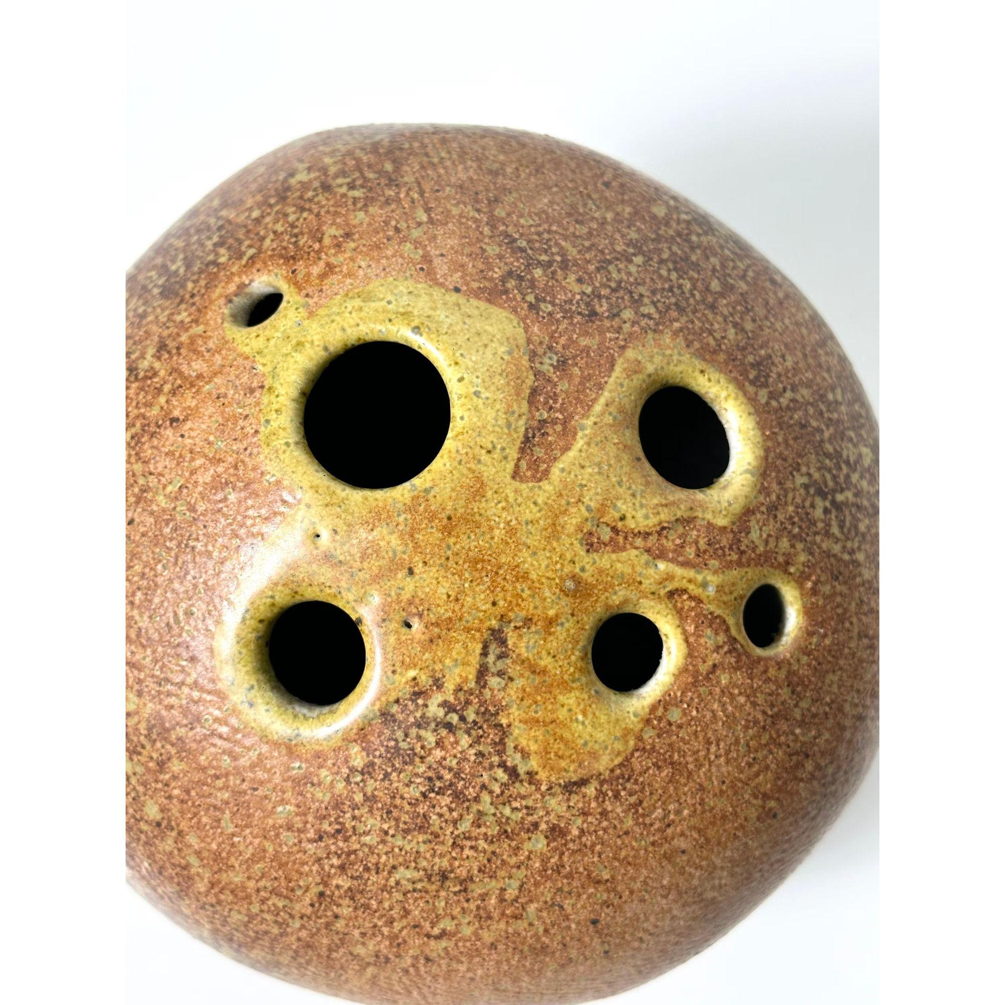 Ceramica Vaso di rocce in ceramica di Studio Pottery di Tom McMillin, circa 1960, di epoca moderna. in vendita
