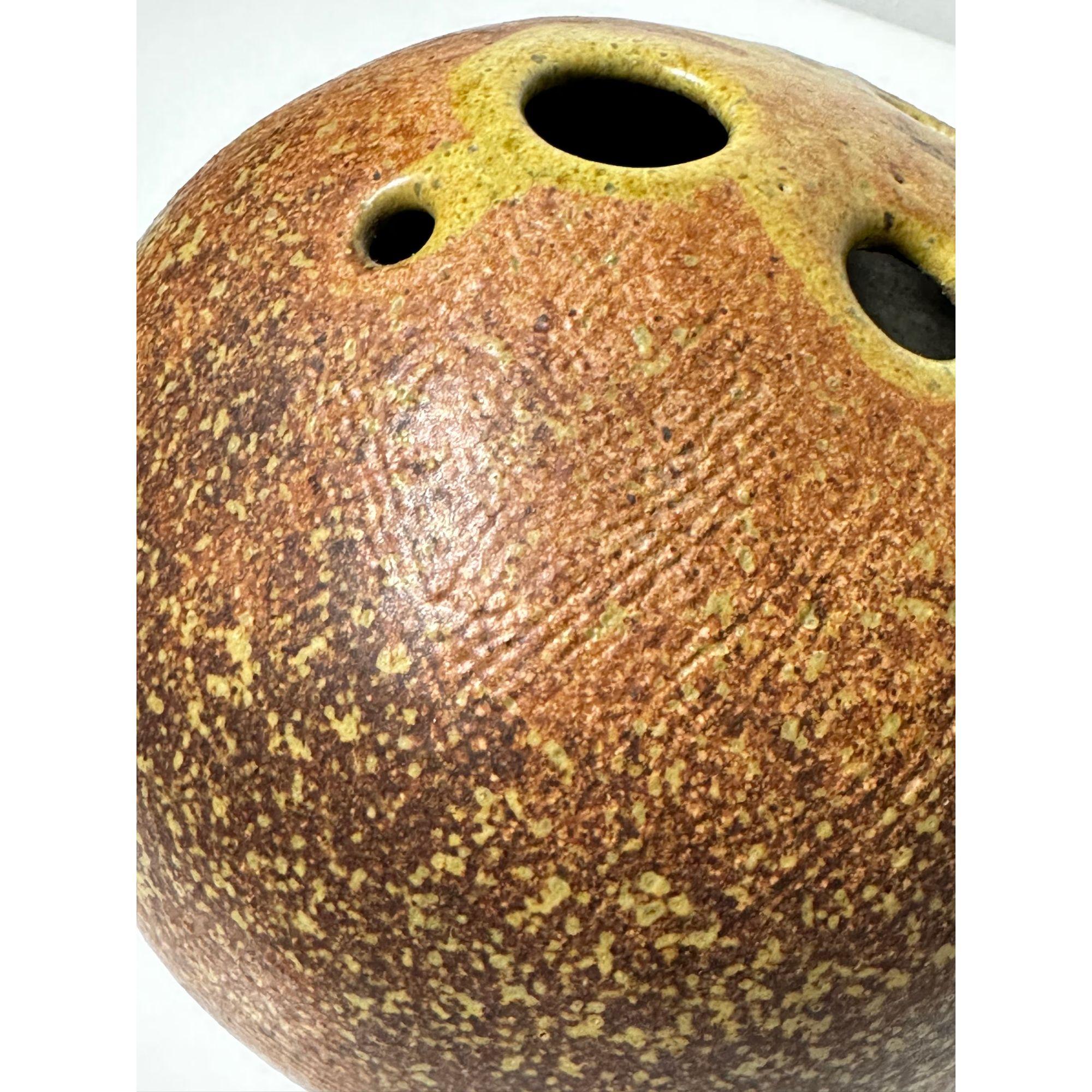 Vaso di rocce in ceramica di Studio Pottery di Tom McMillin, circa 1960, di epoca moderna. in vendita 2